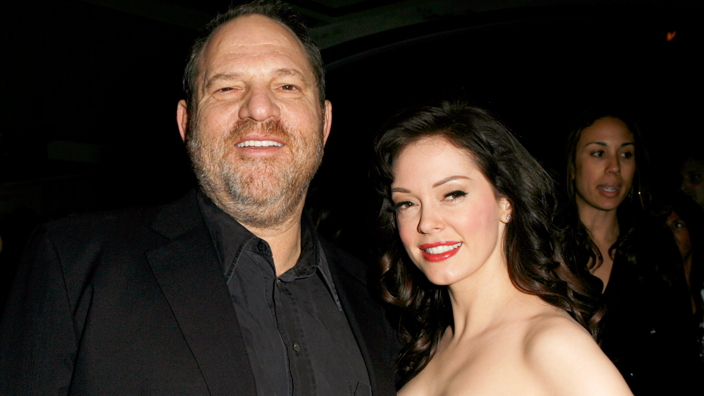 "Unantastbar - Der Fall Harvey Weinstein": Harvey Weinstein im Smoking mit Rose McGowann im Abendkleid.