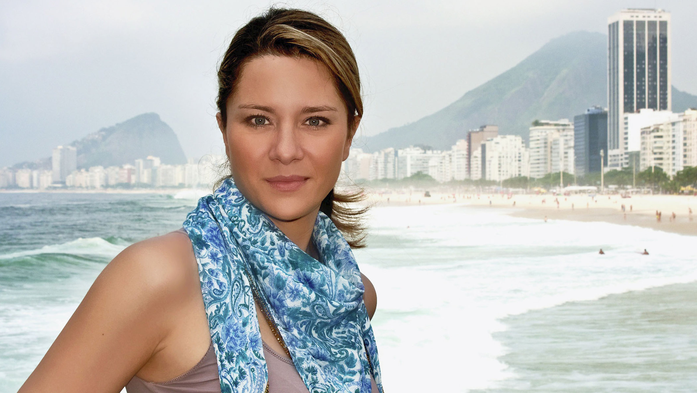 "unterwegs: Brasilien - Karneval, Strände und Favelas": Moderatorin Wasiliki Goutziomitros vor der Kulisse von Rio de Janeiro.