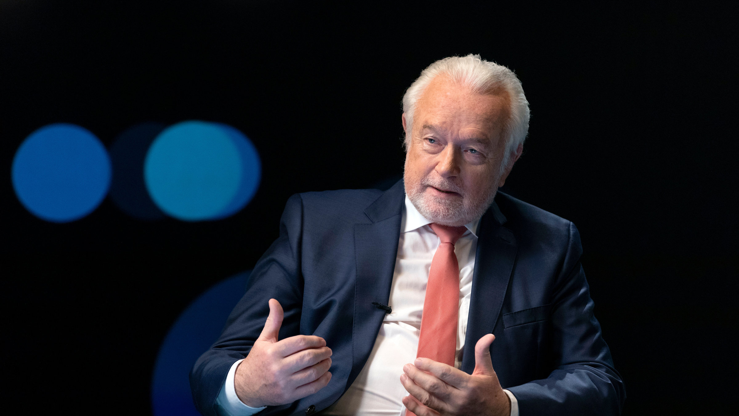 "Precht - Was darf der Staat? Die Grenzen der Freiheit": Wolfgang Kubicki spricht gestikulierend in die Kamera.