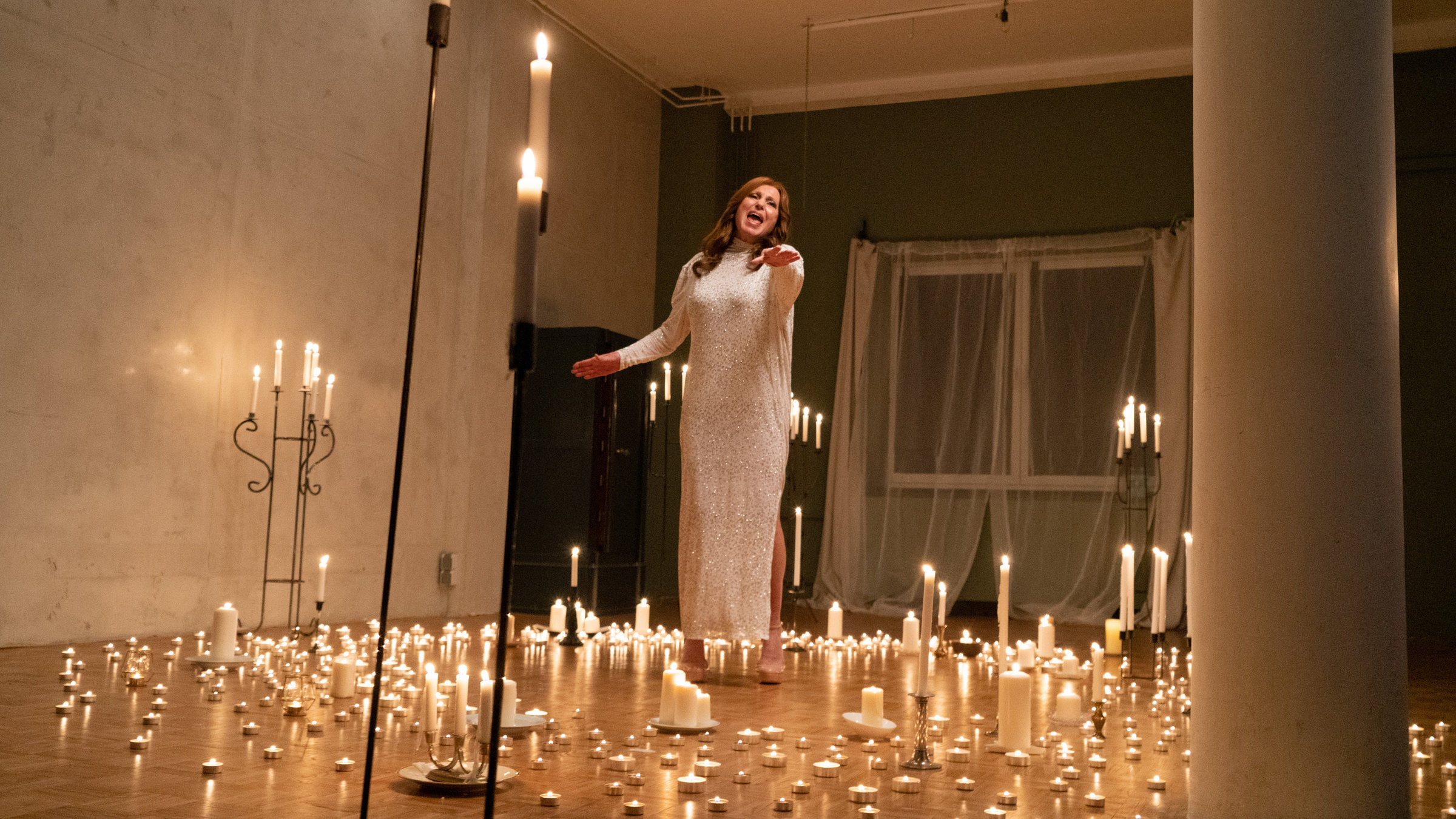 "Kroymann (2/3)": Musikalisch widmet sich die Allrounderin Maren Kroymann in dieser Folge einer ganz besonderen Liebesbeziehung der heutigen Zeit: der mit dem Smartphone.