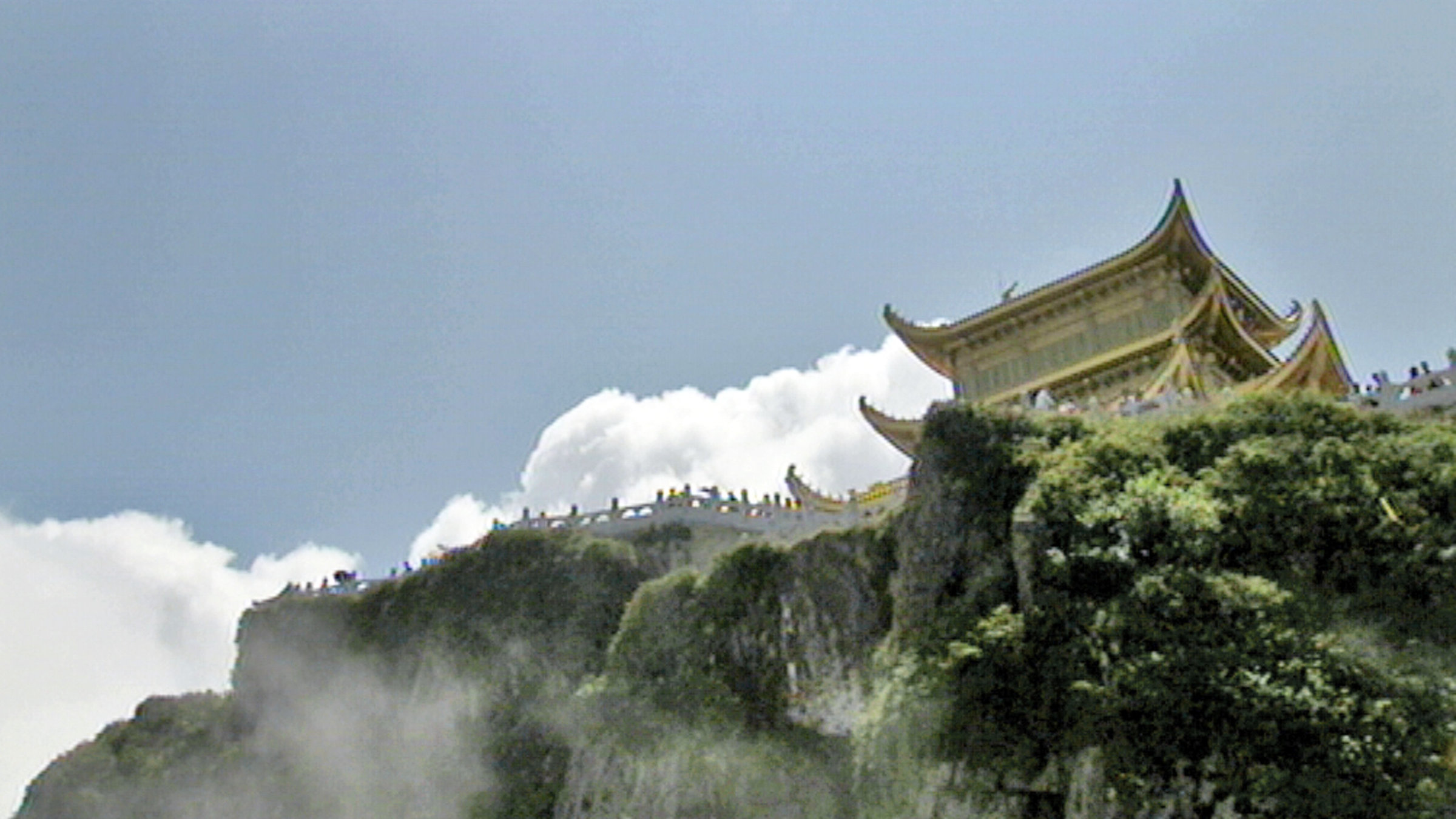 "Chinas mythische Berge (1/3) - Emei Shan": Blick auf den Tempel des Jinding.