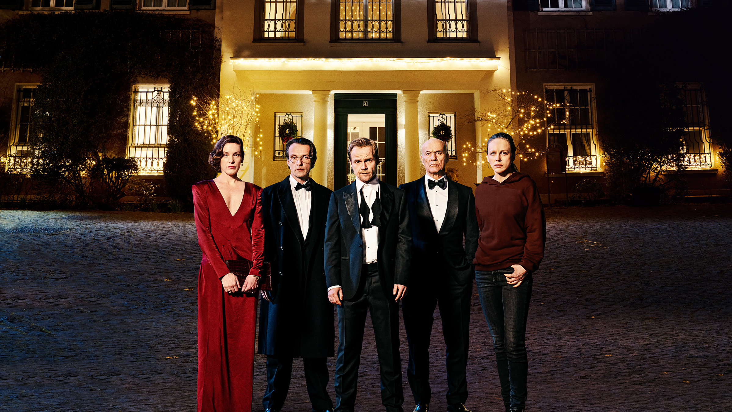 "Mord in der Familie - Der Zauberwürfel": Marianne Becker (Katharina Lorenz), steht zusammen mit Eric Becker (Lucas Gregorowicz), Thomas Becker (Matthias Koeberlin), Henry Becker (Heiner Lauterbach) und Karoline Siebert (Petra Schmidt-Schaller) vor der erleuchteten Familienvilla.