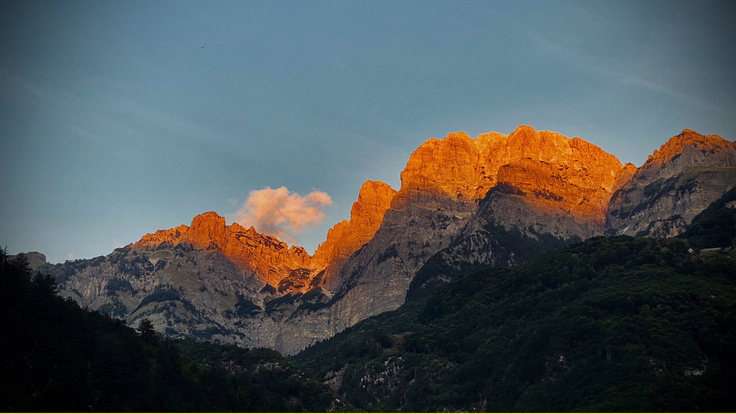 "Die Albanischen Alpen": Sonnenuntergang in den albanischen Alpen.