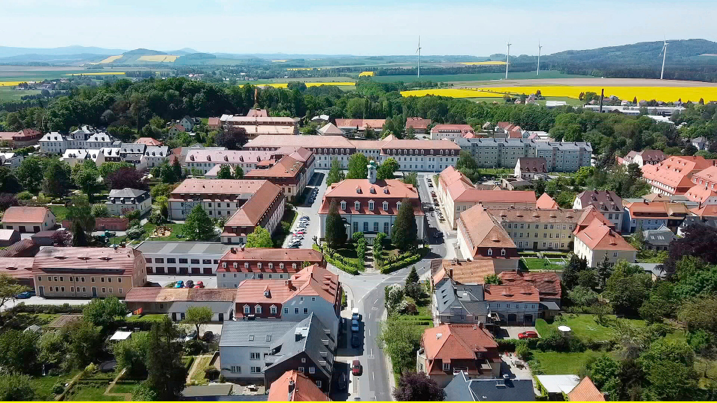 "Herrnhut - Kleinstadt auf Welterbe-Kurs": Die Stadt Herrnhut liegt im sächsischen Landkreis Görlitz in der Oberlausitz.