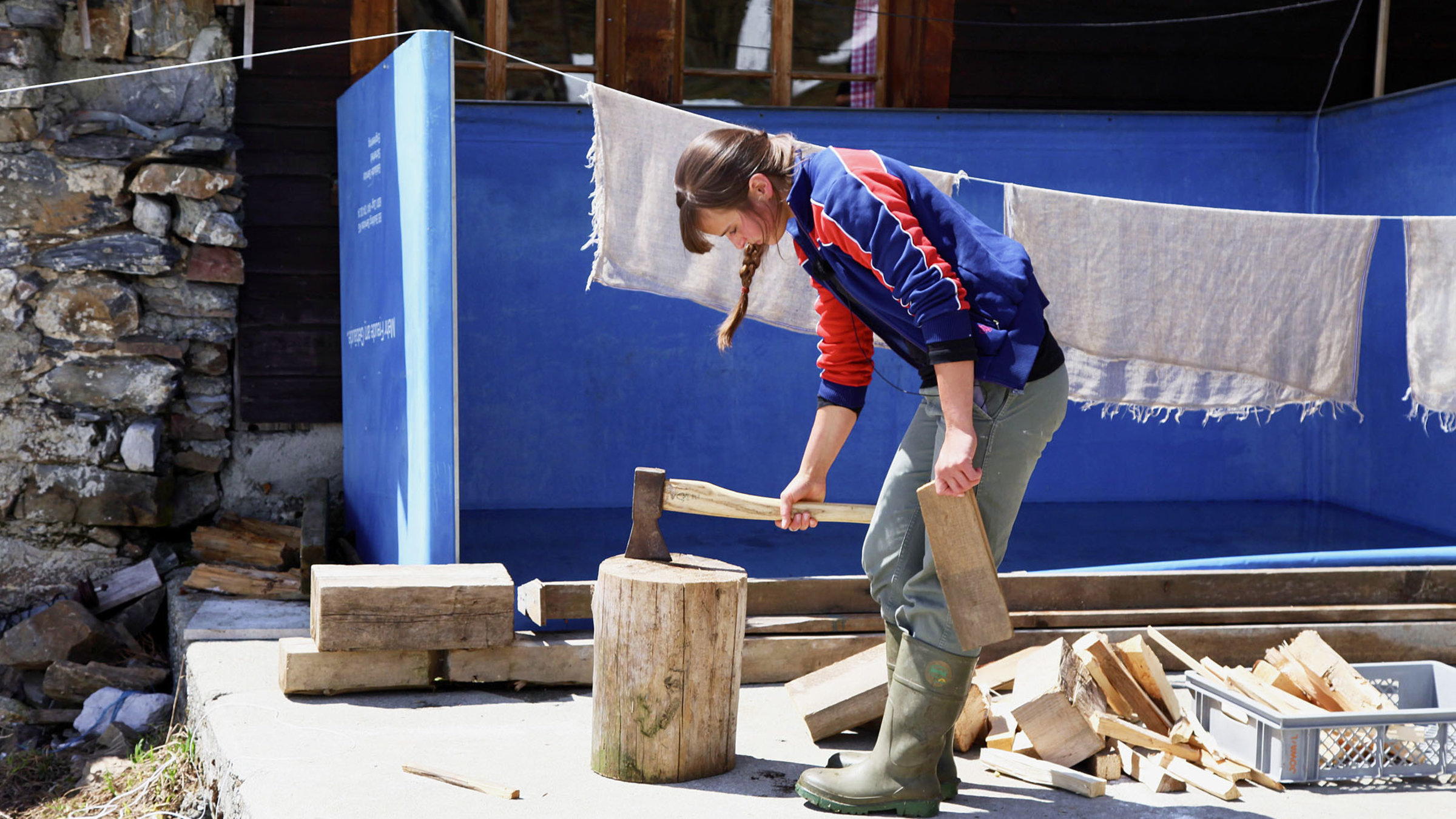 "Wunderland: Urnersee" - Madlen Arnold, Käserin auf der Alp Mettenen beim Holzhacken