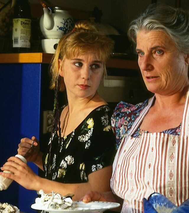 "Alle meine Töchter - Disharmonie": Elsa Fischer (Luise Deschauer) und Sina (Nadine Neumann) stehen in der Küche, während Sina eine Torte dekoriert und Anweisungen von Elsa bekommt.