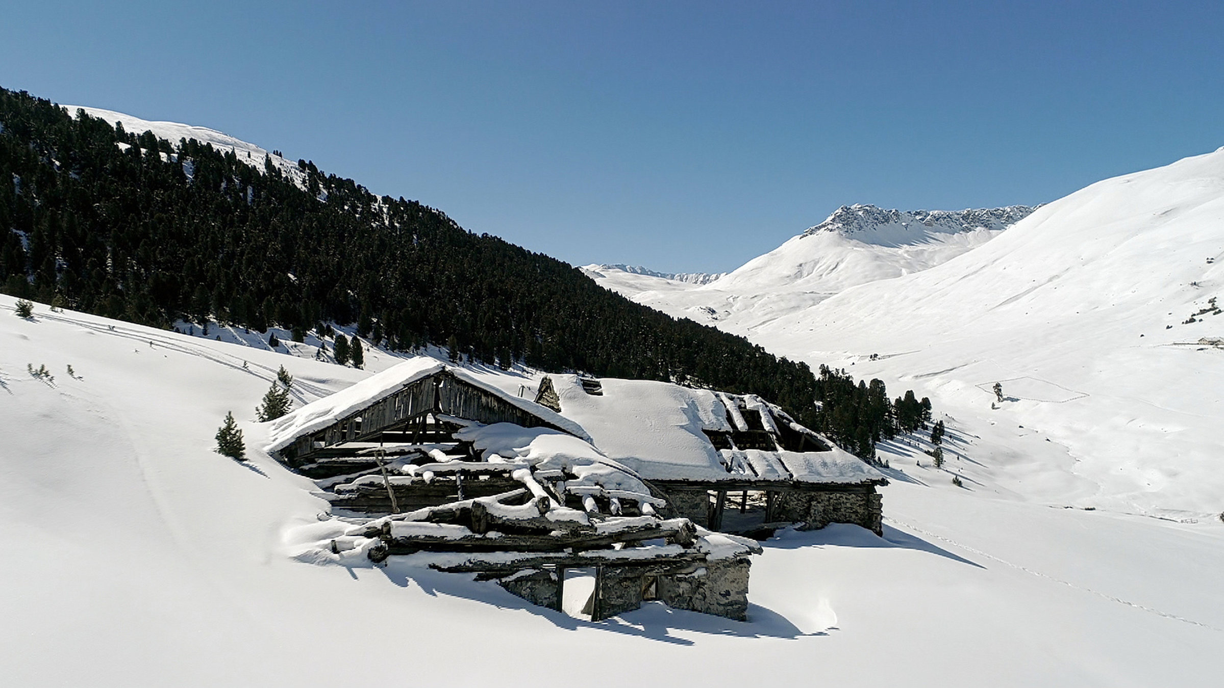 "Wunderwelt Schweiz: Winterliches Graubünden - Erzählt von Max Moor": Verlassene Hütte im Schnee.