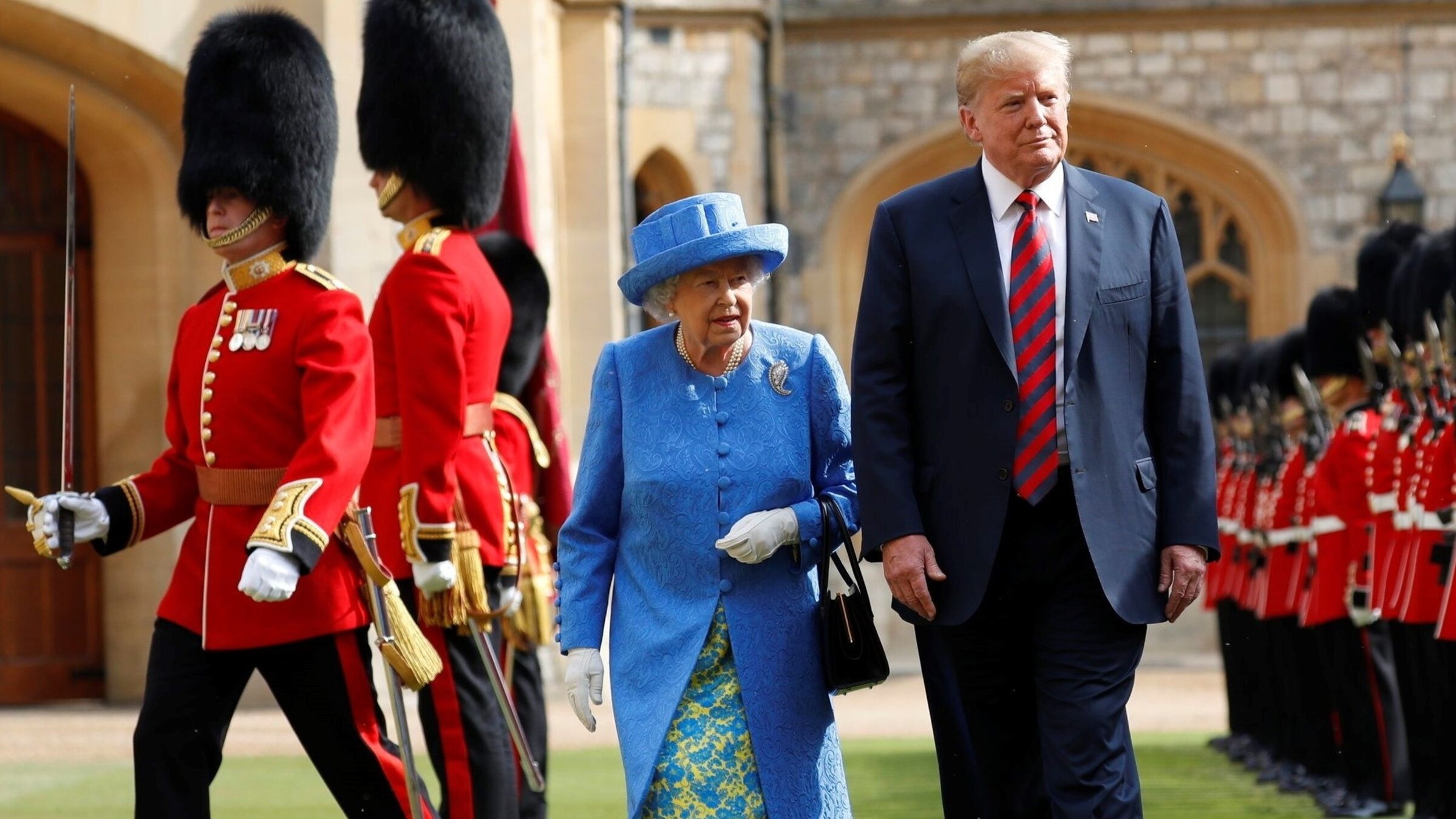"Terra X History: Etikette Royal. Die Do's and Dont's der Royals": Queen und Donald Trump laufen nebeneinander an der Royalen Garde vorbei.