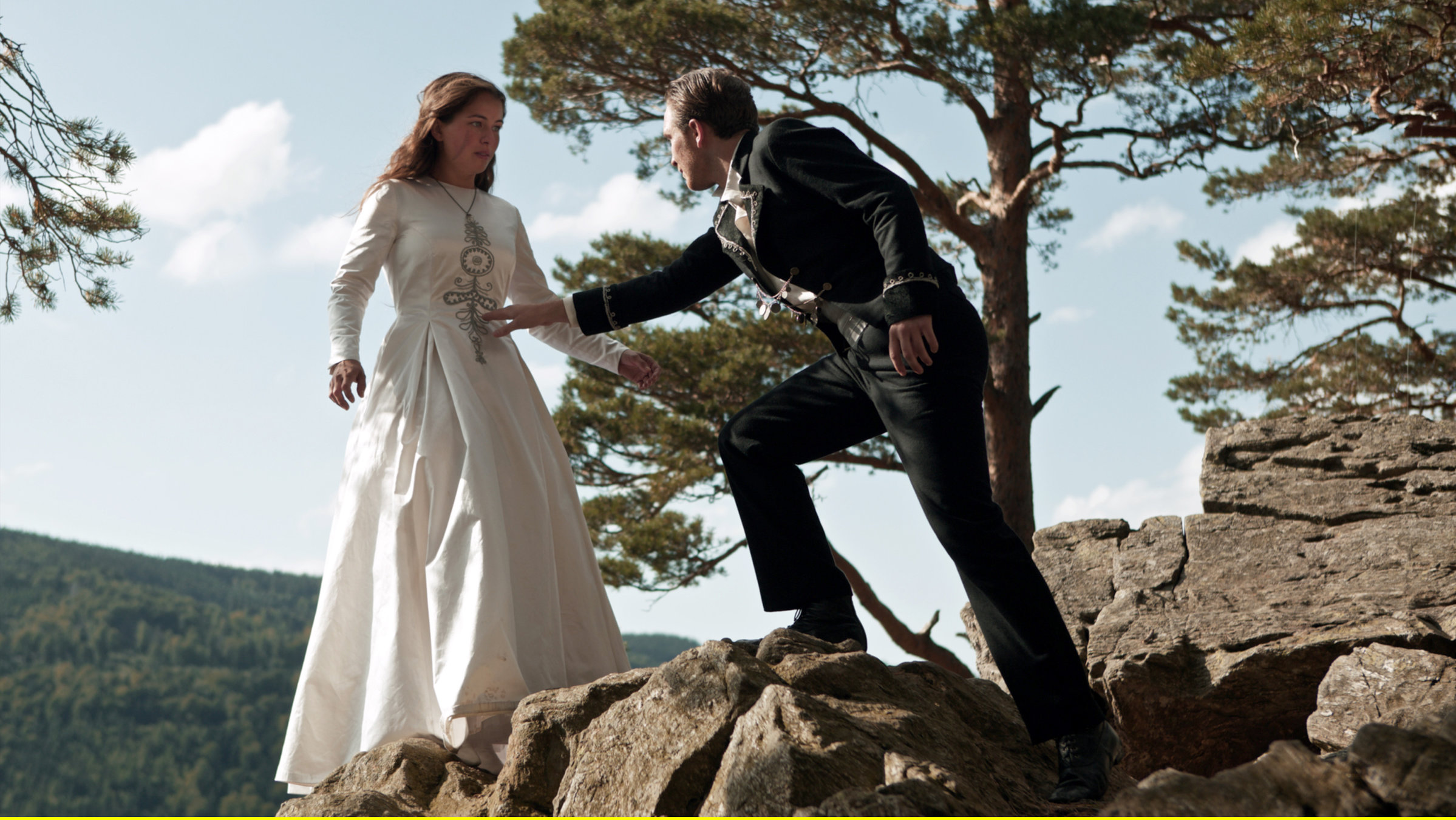 "Das kalte Herz": Köhlerjunge Peter (Frederick Lau) verliebt sich in ein Mädchen (Henriette Confurius), das nicht seinem Rang entspricht.