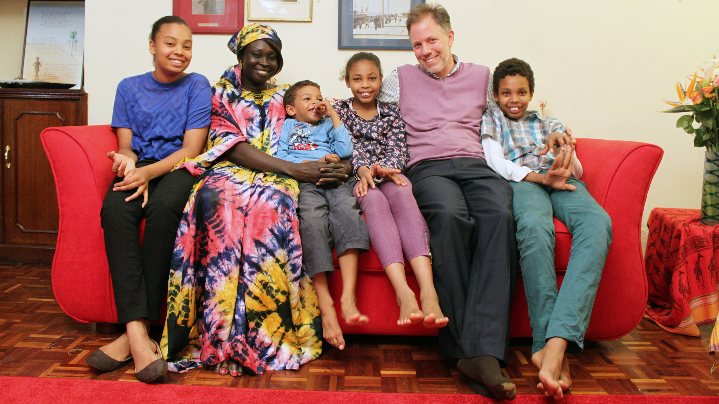 "Die Habsburger": Ferdinand Habsburg, Urururenkel von Kaiser Franz Joseph und Kaiserin Elisabeth seine Frau Mary Nyanut von Habsburg-Lothringen vom Stamm der Dinka aus dem Südsudan die Kinder Luisa (14), Laszlo (10), Gisela (8) und Matyas (5) sitzen auf einer roten Couch.