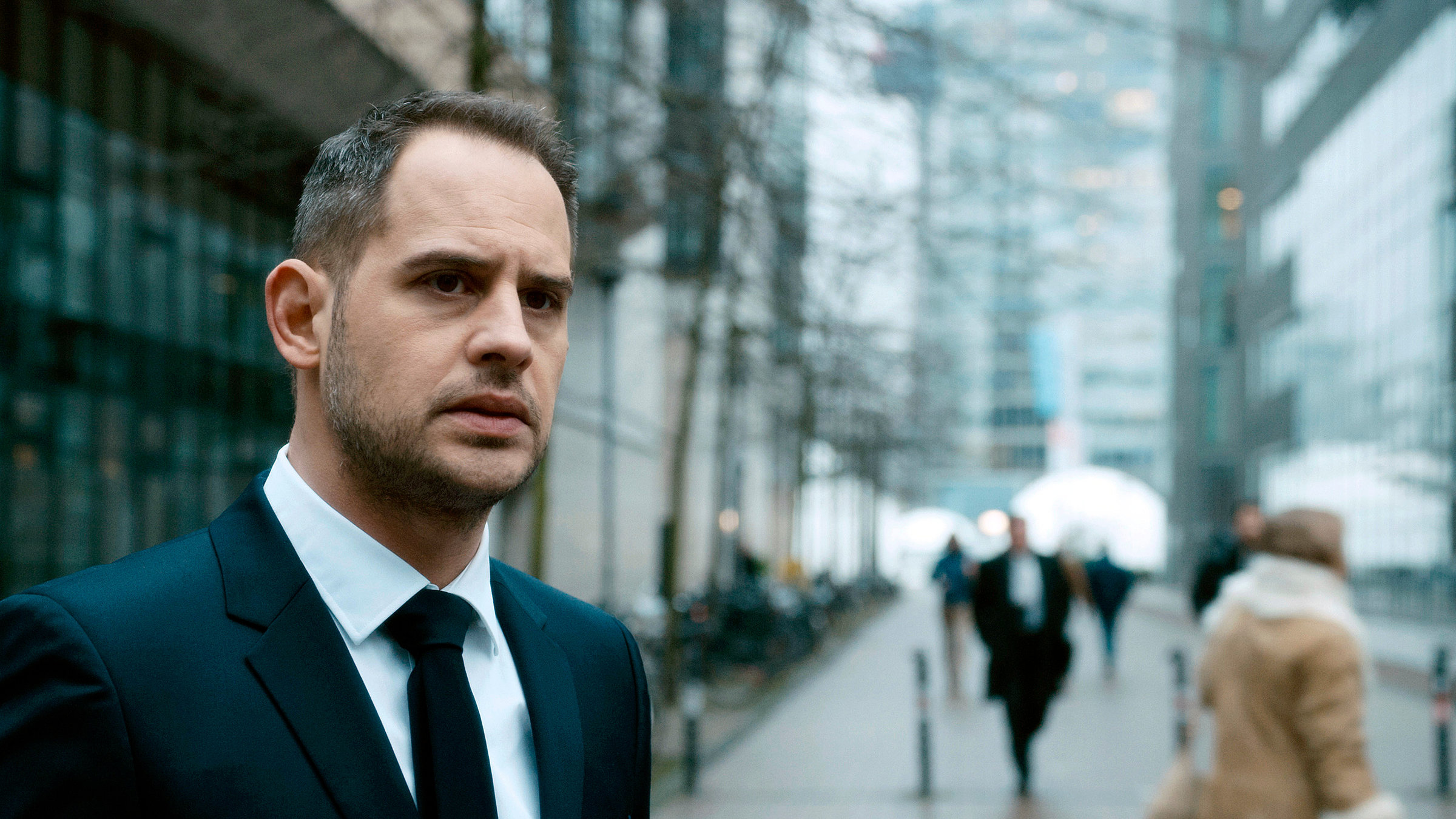 "Die dunkle Seite des Mondes": Nachdem ein Geschäftspartner sich vor den Augen von Urs Blank (Moritz Bleibtreu) erschoss, hat der junge Manager beschlossen, mit seinem Job aufzuhören.