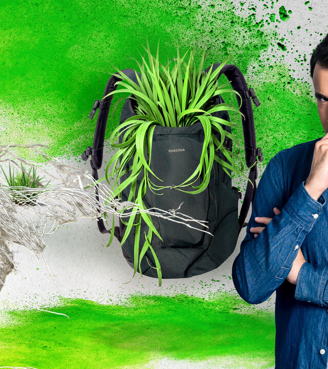 "Greenwashed? - Decathlon: Kann Massenware nachhaltig sein?": Montage: Ein skeptisch blickender Reporter Sherif Rizkallah steht neben einem Rucksack von Decathlon, aus dem Grünzeug wächst. Im Vordergrund liegt ein Stofffetzen, der den Textilmüll symbolisiert, der bei der Produktion des Rucksacks anfällt.