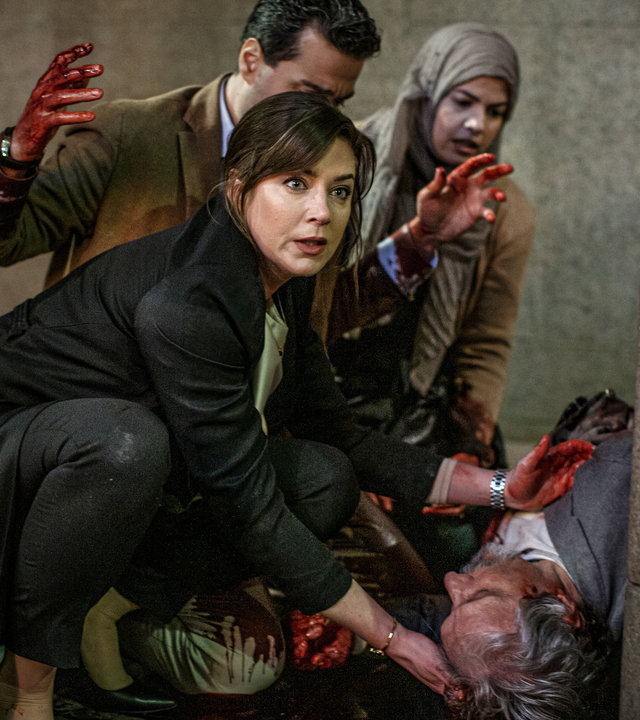 "Kommissar Beck: Tod in Samarra": Panisch versuchen Alexandra Beijer (Jennie Silfverhjelm), Majid (Simon Mezher) und Sana (Noha Mousbah) den am Boden liegenden und verletzten Juanid Hanoush (Saeed Hooshidar) zu helfen. Die Hände von Alexandra und Majid sind voller Blut.