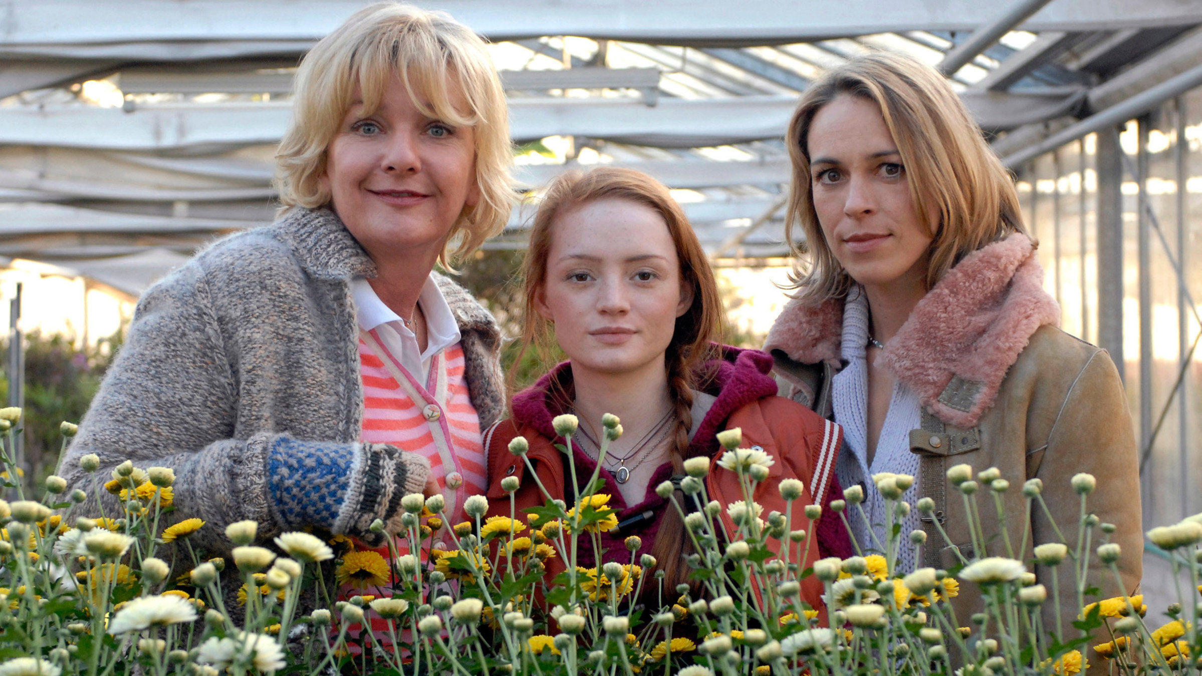 "Das Haus ihres Vaters": Lilli (Janina Stopper, Mitte) hat plötzlich zwei Mütter: Die Richterin Susanne Jacob (Anneke Kim Sarnau) und die Gärtnerin Karina Bartels (Saskia Vester).
