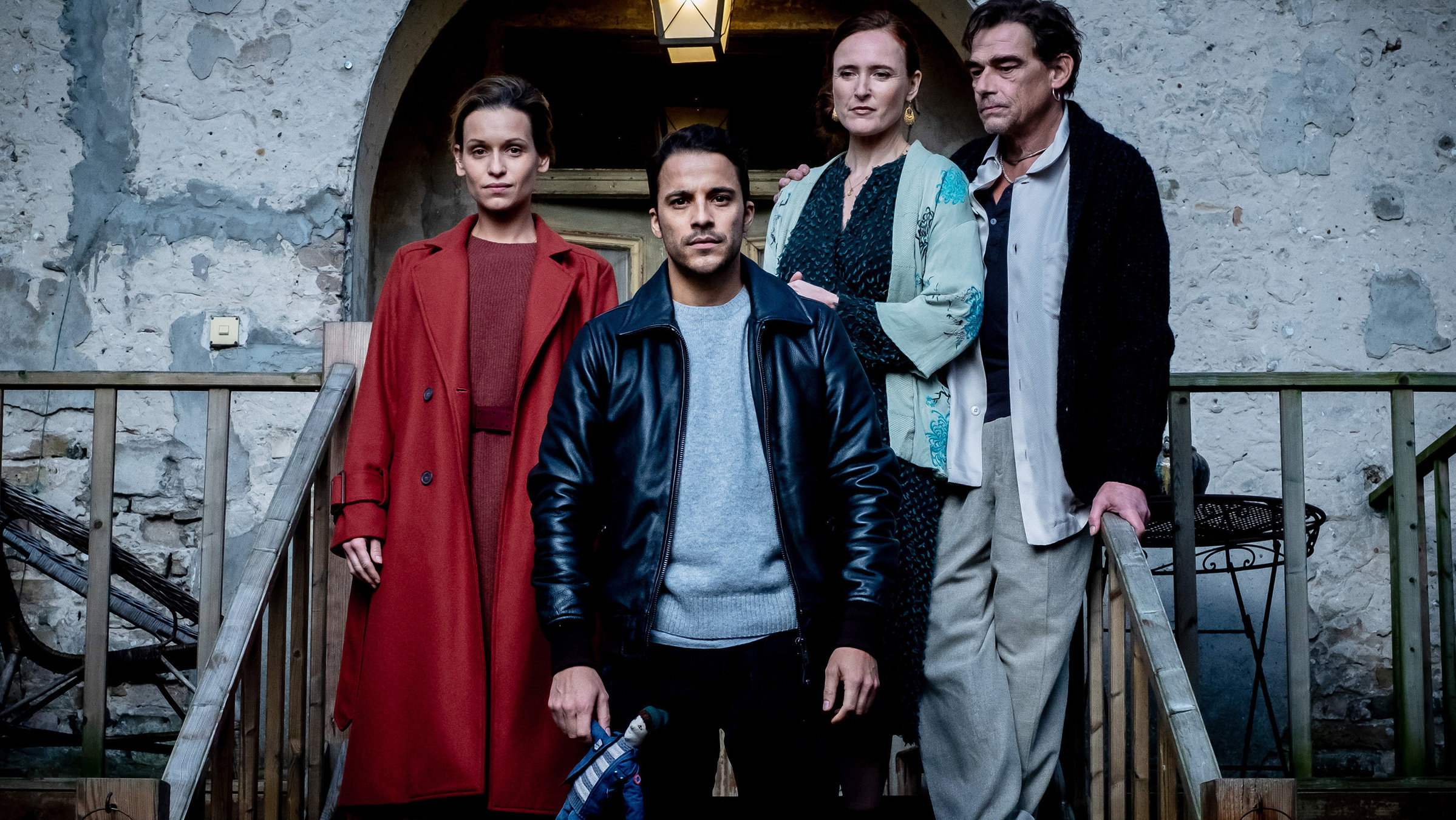 "Die Heimsuchung": Ben (Kostja Ullmann) und seine Freundin Marion (Kristin Suckow, hinten li.) möchten herausfinden, was seine Eltern Anke (Deborah Kaufmann) und Ralph (Martin Feifel, hinten re.) möglicherweise vor ihm verheimlichen.