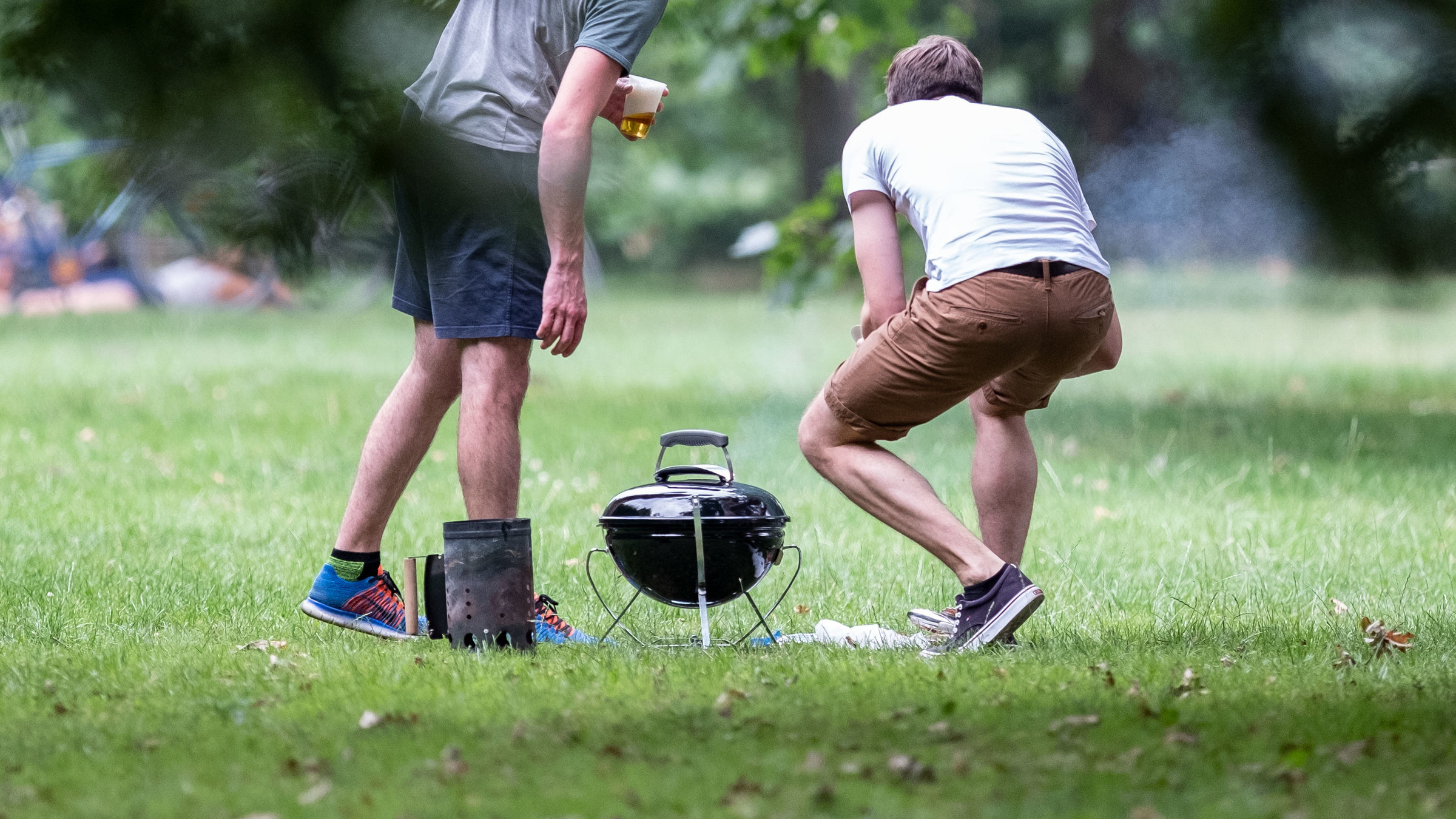 "sonntags": 2 Männer mit Grill in einem Park.