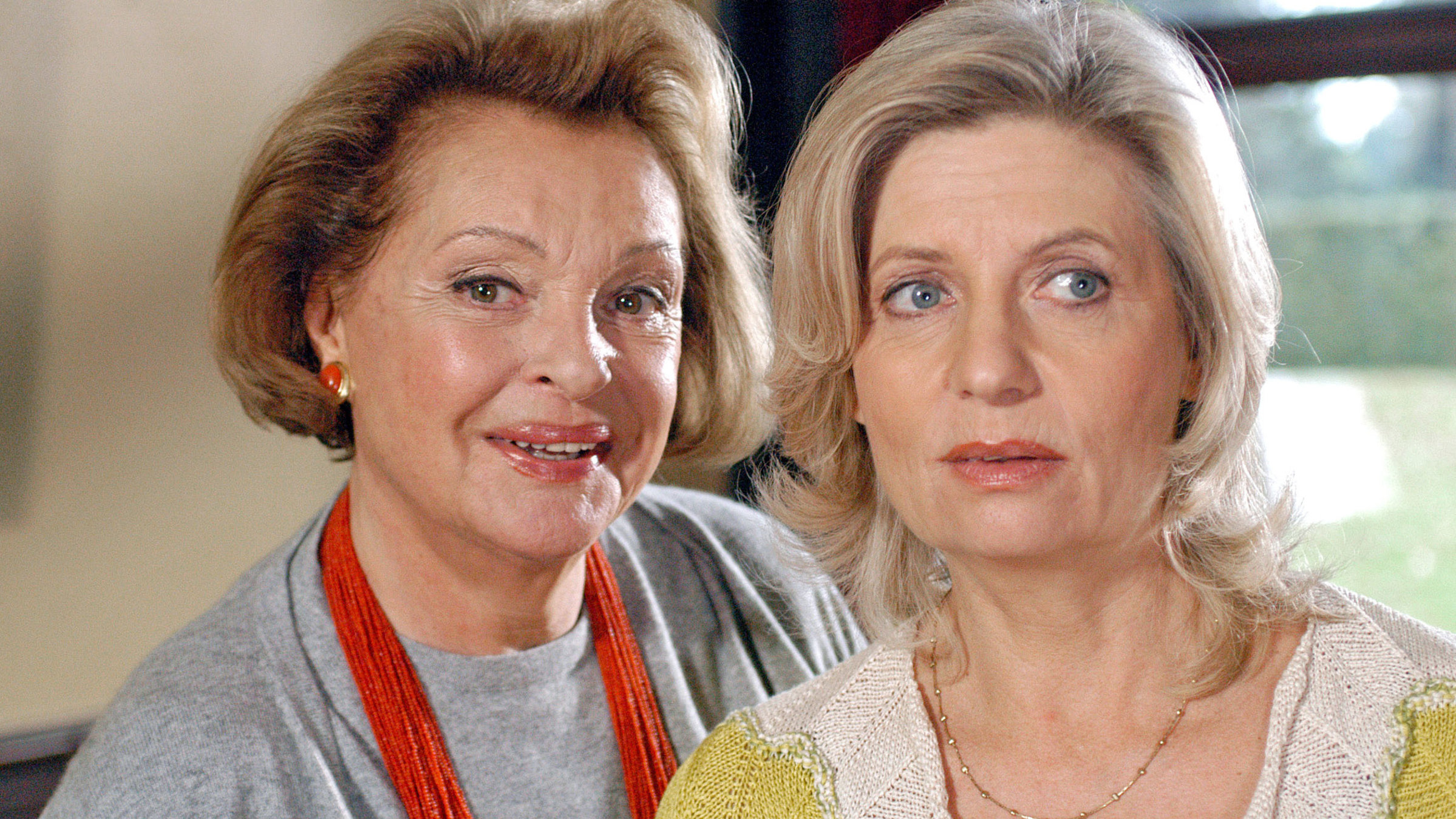 "Liebling, wir haben geerbt!": Käthe (Nadja Tiller, li.) hat längst durchschaut, was ihre Großnichte Hannah (Sabine Postel) im Schilde führt.