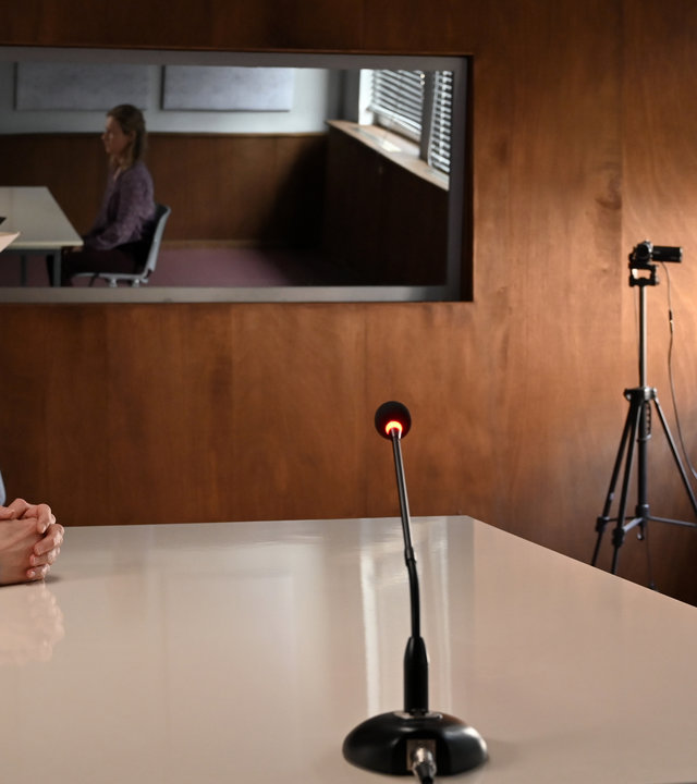 "SOKO Potsdam - Tödlicher Sonnenschein": An einem Verhörtisch sitzen sich Claire Hoffmann (Anna Blomeier) und Kommissarin Tamara Meurer (Anja Pahl)  gegenüber. Im Hintergrund mit einem Notizblock in der Hand steht Kommissarin Pauline Hobrecht (Agnes Decker) .