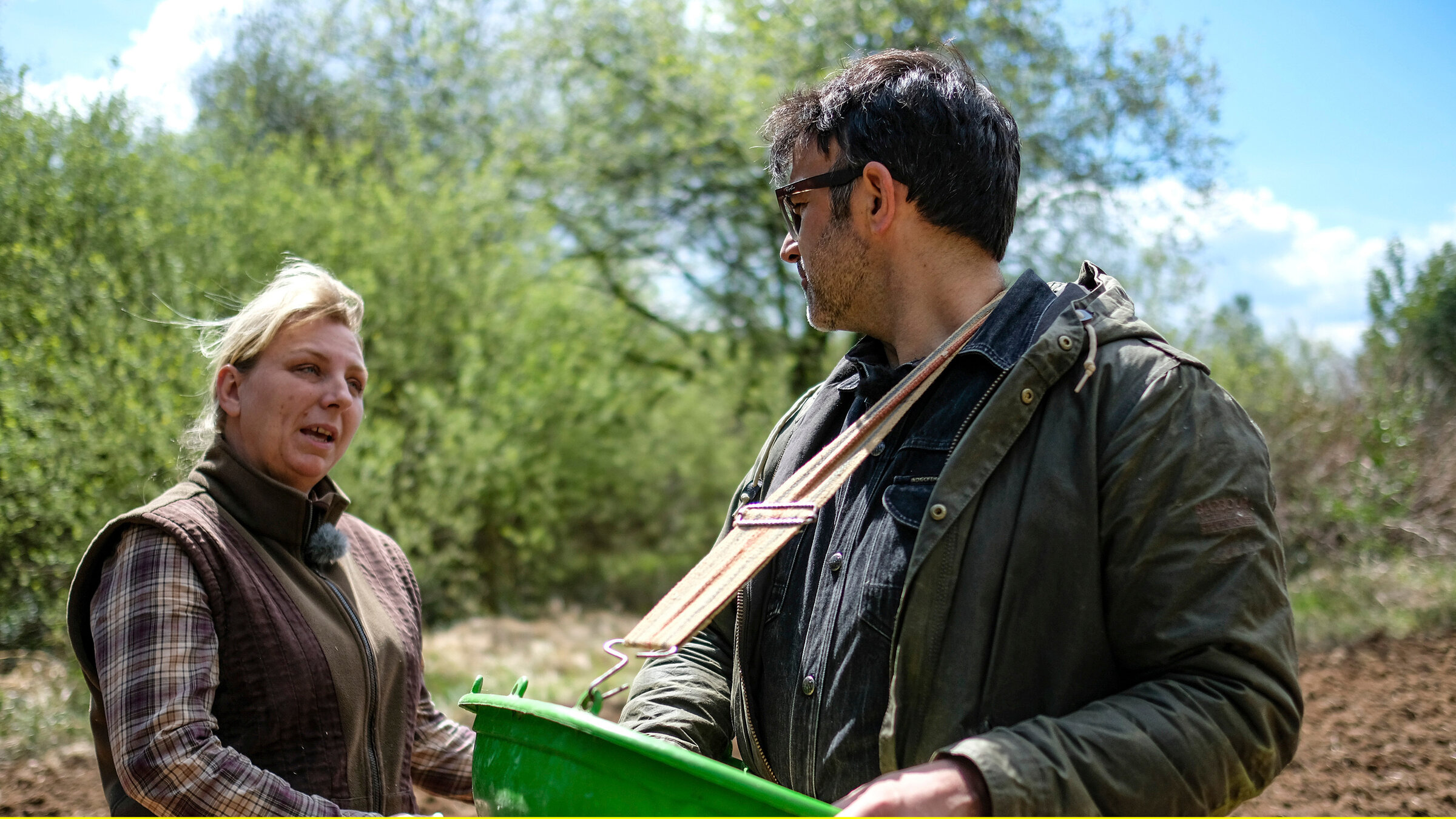 "Iss besser! - Tariks wilde Küche - Wild und Wald im Wendland": Tarik und Jagdschulbesitzerin Claudia Sültemeier.