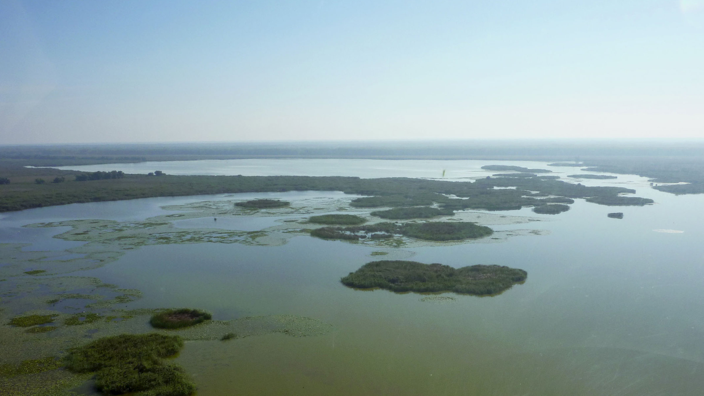 "Die Donau - Reise in ein unbekanntes Europa, Urs Gredig entdeckt das Donaudelta": Luftaufnahme Donaudelta.