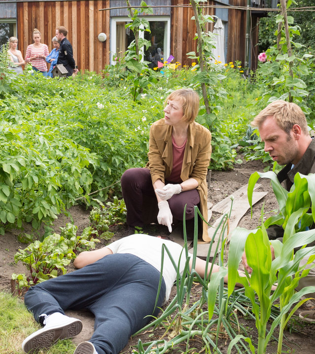 „SOKO Wismar – Zusammen ist man weniger allein“: Inmitten eines Gartenbeets liegt Paul Jörgensen (Joshua Grote) tot auf dem Bauch. Helene Sturbeck (Katharina Blaschke), Katrin Börensen (Claudia Schmutzler) und Lars Pöhlmann (Dominic Boeer) begutachten die Leiche.
