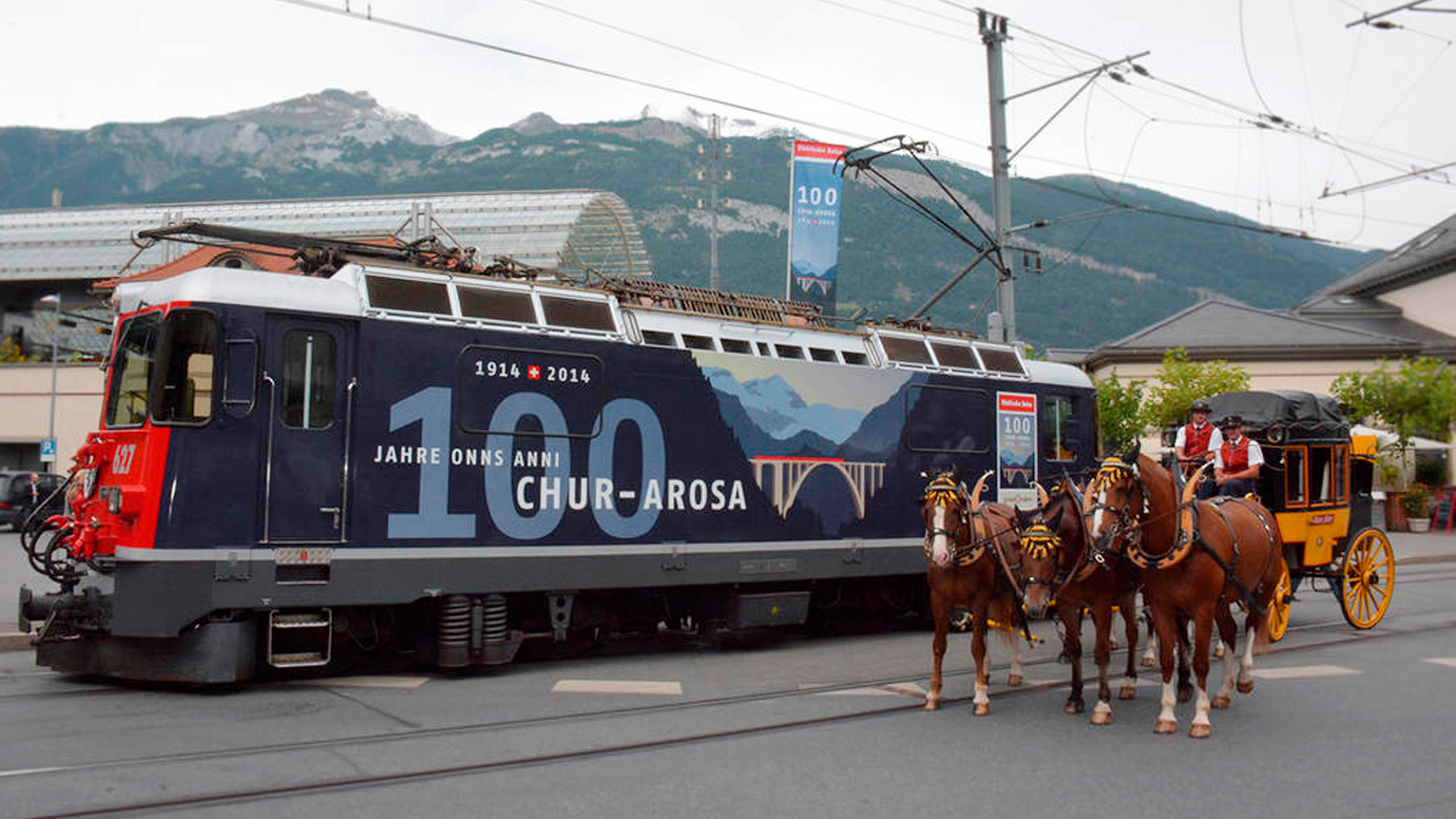 "Auf schmaler Spur von Chur nach Arosa": Die Bahn in Chur, daneben eine Pferdekutsche