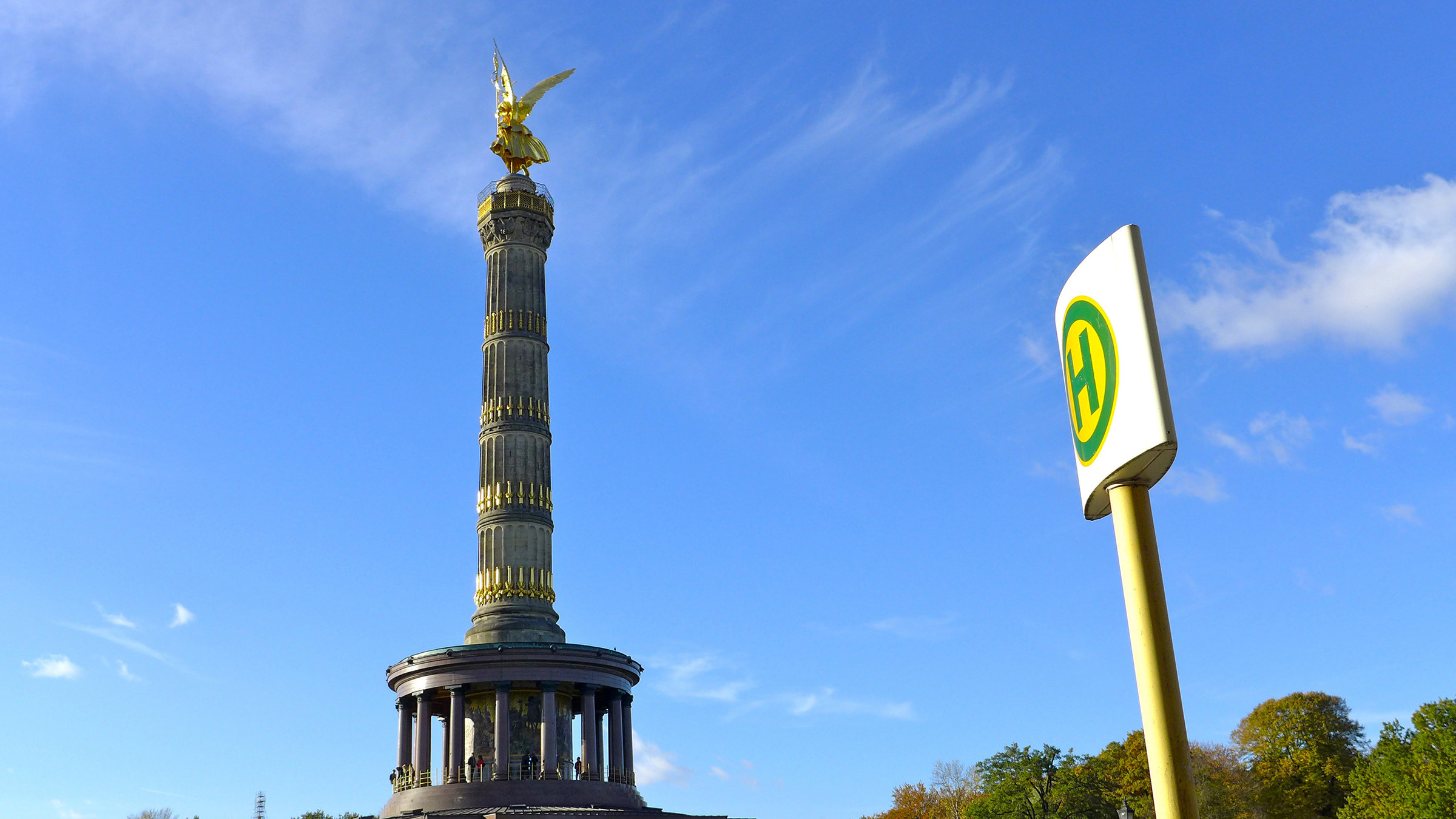 "Berlin mit dem Bus erfahren: Der "100er": Bushaltestelle an der Siegessäule in Berlin