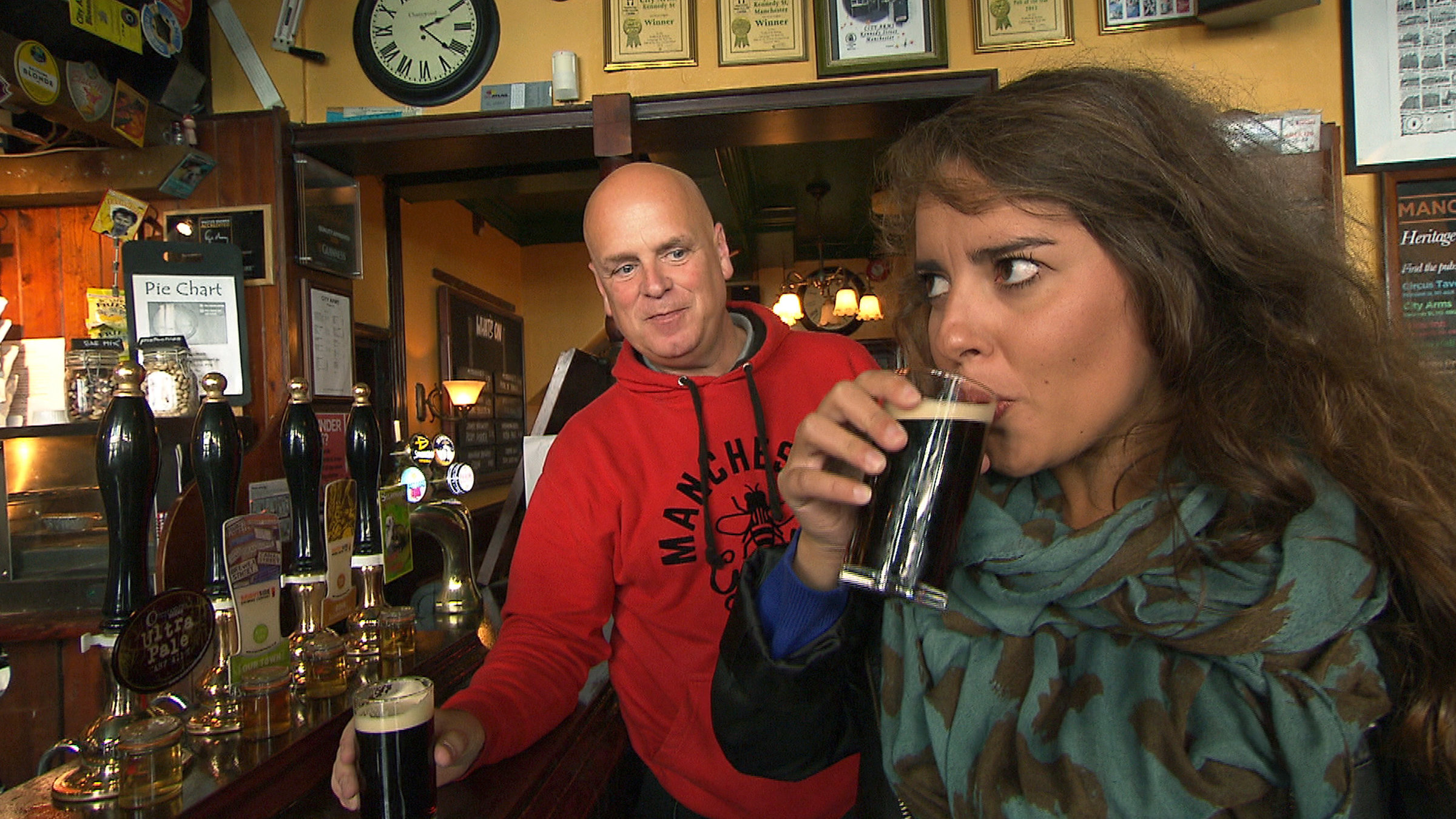 "Manchester, da will ich hin!" - Simin Sadeghi zusammen mit John Consterdine im Pub „The City Arms“