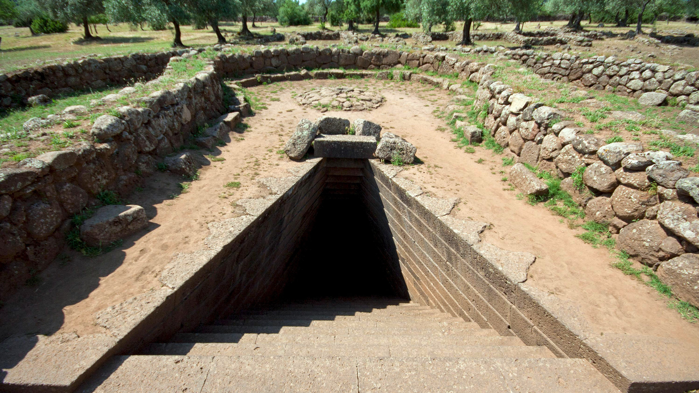 "Kalender, Kulte und Kulturen" - Mondbrunnen (Sardinien).