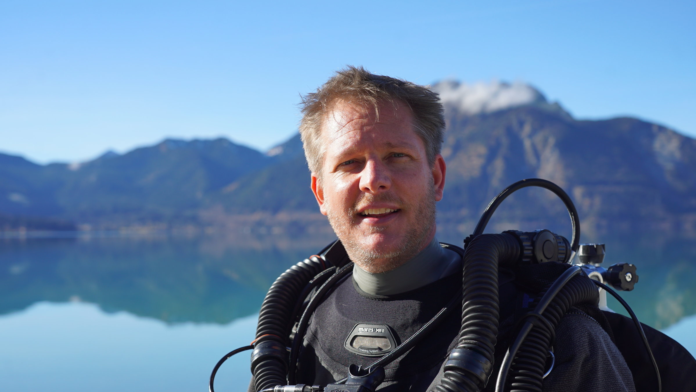 "Terra X: Geheimnisse aus der Tiefe": Nahaufnahme von Dr. Florian Huber in Taucherausrüstung. Er ist Unterwasserarchäologe und Forschungstaucher.