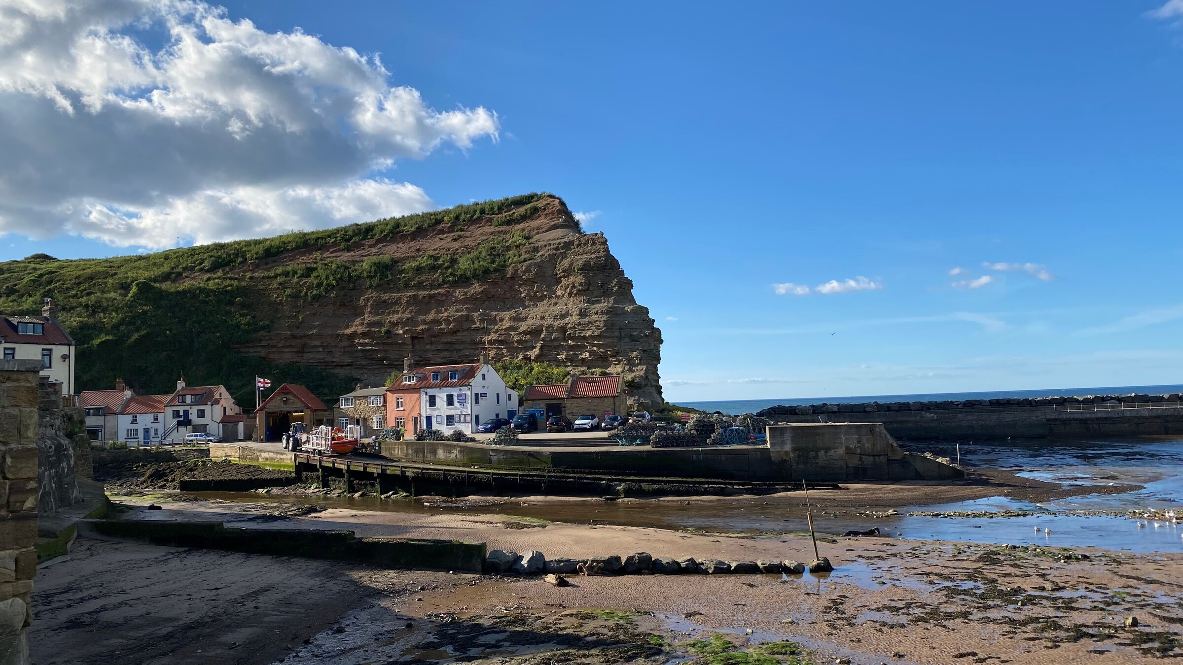 "Leben an der Nordsee (2/6) - Englands Ostküste": Die Klippen von Staithes in North Yorkshire sind Millionen von Jahren alt.