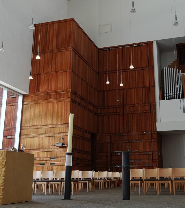 "Katholischer Pfingstgottesdienst - Einssein in Christus": Blick ins Innere und auf den Altar der Kirche St. Canisius in Berlin-Charlottenburg