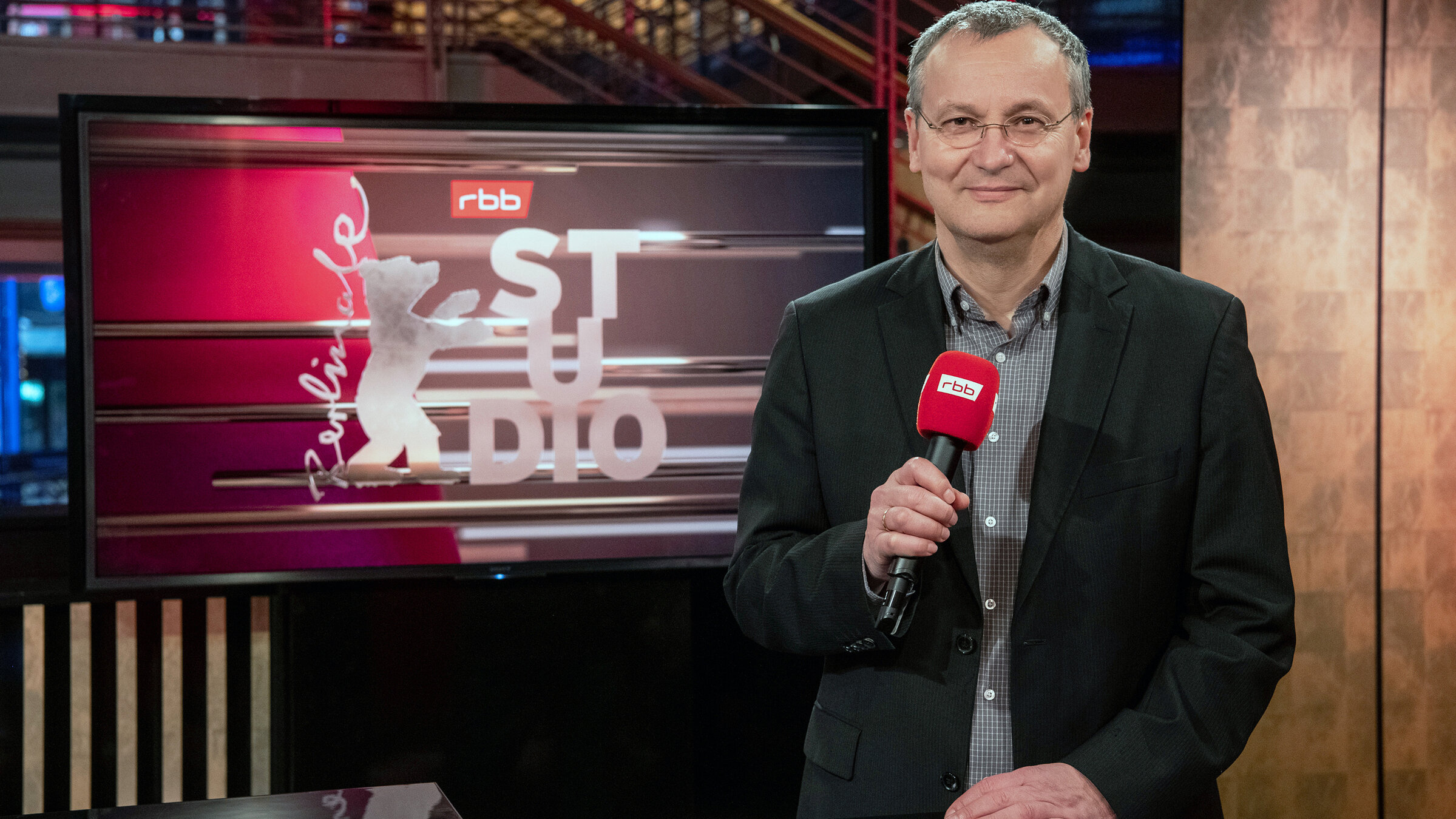 Berlinale-Studio (1 bis 3): Das rbb Fernsehen ist offizieller Partner der Berlinale. Im „Berlinale-Studio“ begrüßt in diesem Jahr wieder Knut Elstermann die rbb-Zuschauer live aus dem Berlinale Palast am Potsdamer Platz. Zu Gast beim „Kino King“ sind die interessantesten Schauspieler*innen und Kreativen des Festivals. Dazu gibt es das Wichtigste über die Filme und Menschen der Berlinale.