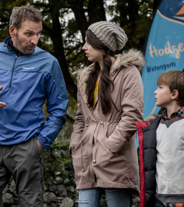 Robert (Christopher Eccleston, l.) instruiert Louisa (Harriet Cains, M.) und Joe (Max True, r.) wie sie sich verhalten sollen, um ihre Identität geheim zu wahren.