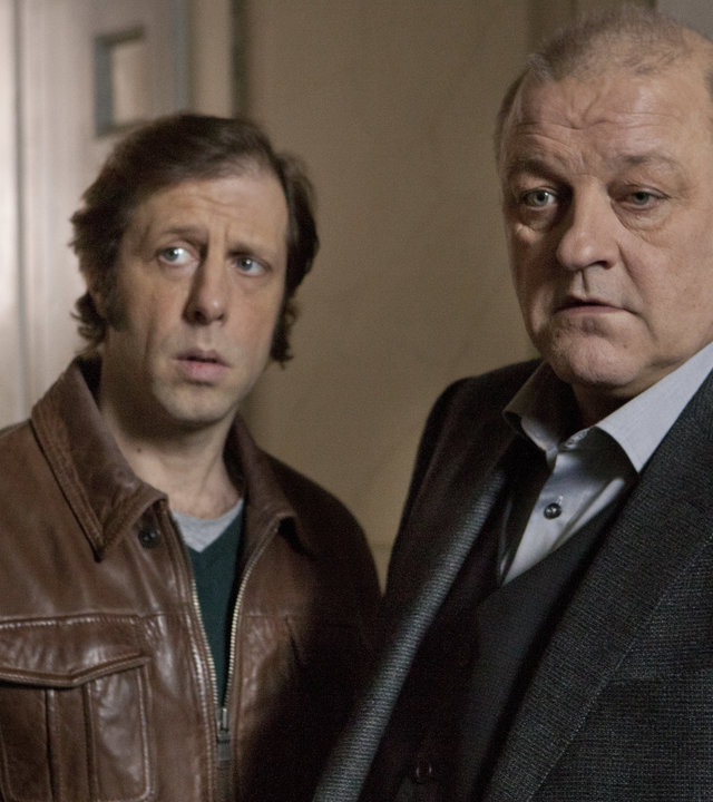 "Wilsberg - Tote Hose": Wilsberg (Leonard Lansink) und Ekki (Oliver Korittke) stehen nebeneinander.