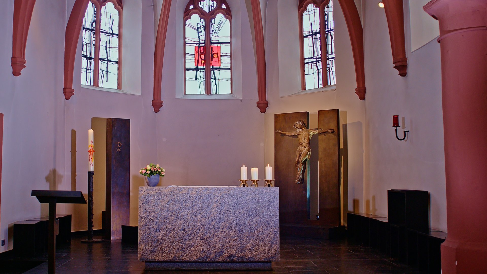 "Katholischer Gottesdienst - Orientierung für meinen Glauben": Blick ins Innere und auf den Altar der Hospitalkirche Sankt Joseph in Bensheim.