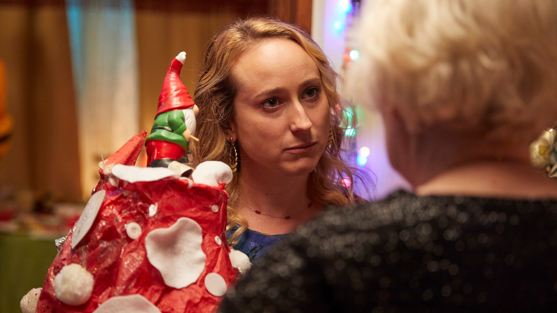 "Hullraisers - Partynacht": Toni (Leah Brotherhead) schaut eine andere Person ernst an, während sie einen selbstgebastelten Fliegenpilz trägt.