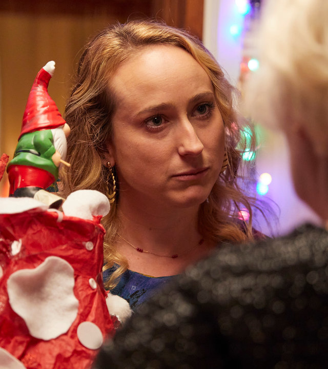 "Hullraisers - Partynacht": Toni (Leah Brotherhead) schaut eine andere Person ernst an, während sie einen selbstgebastelten Fliegenpilz trägt.