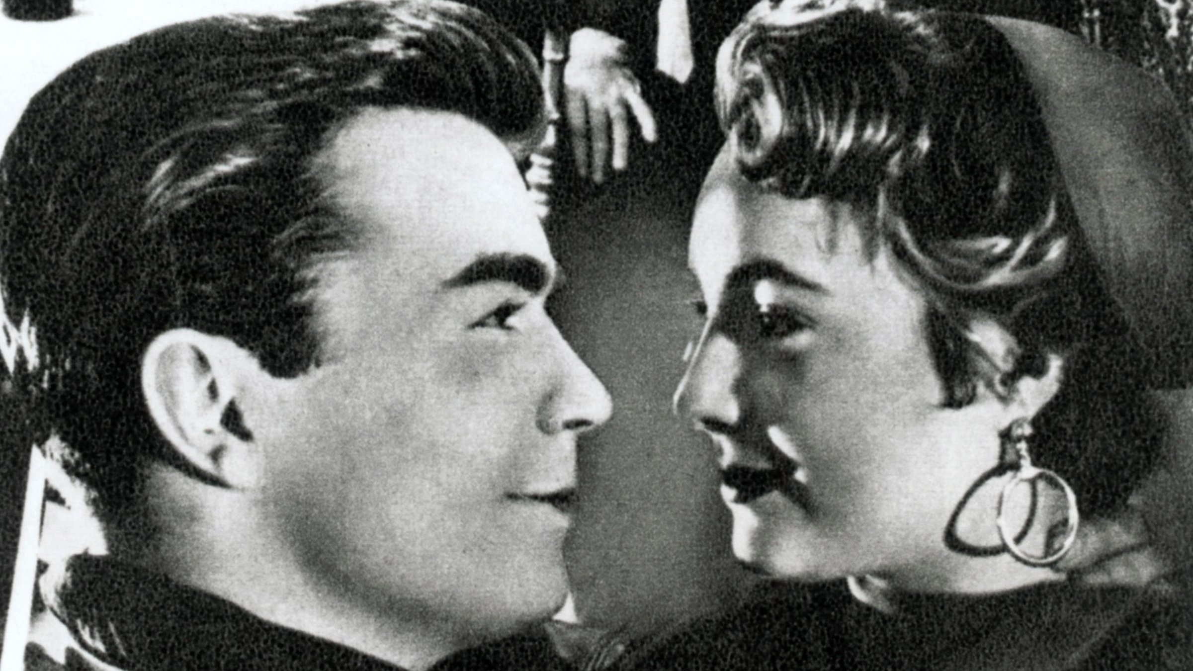 "Drei Männer im Schnee": Dr. Fritz Hagedorn (Claus Biederstaedt) und Hilde Schlüter (Nicole Heesters schauen sich verliebt an.