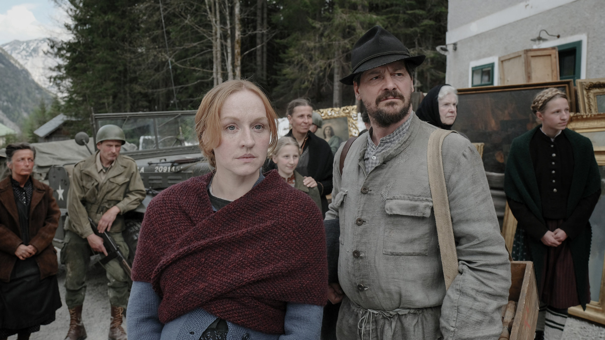 "Ein Dorf wehrt sich": Sepp Rottenbacher (Fritz Karl) und Elsa Mitterjäger (Brigitte Hobmeier) beobachten den Einzug der Amerikaner am Bergwerk.