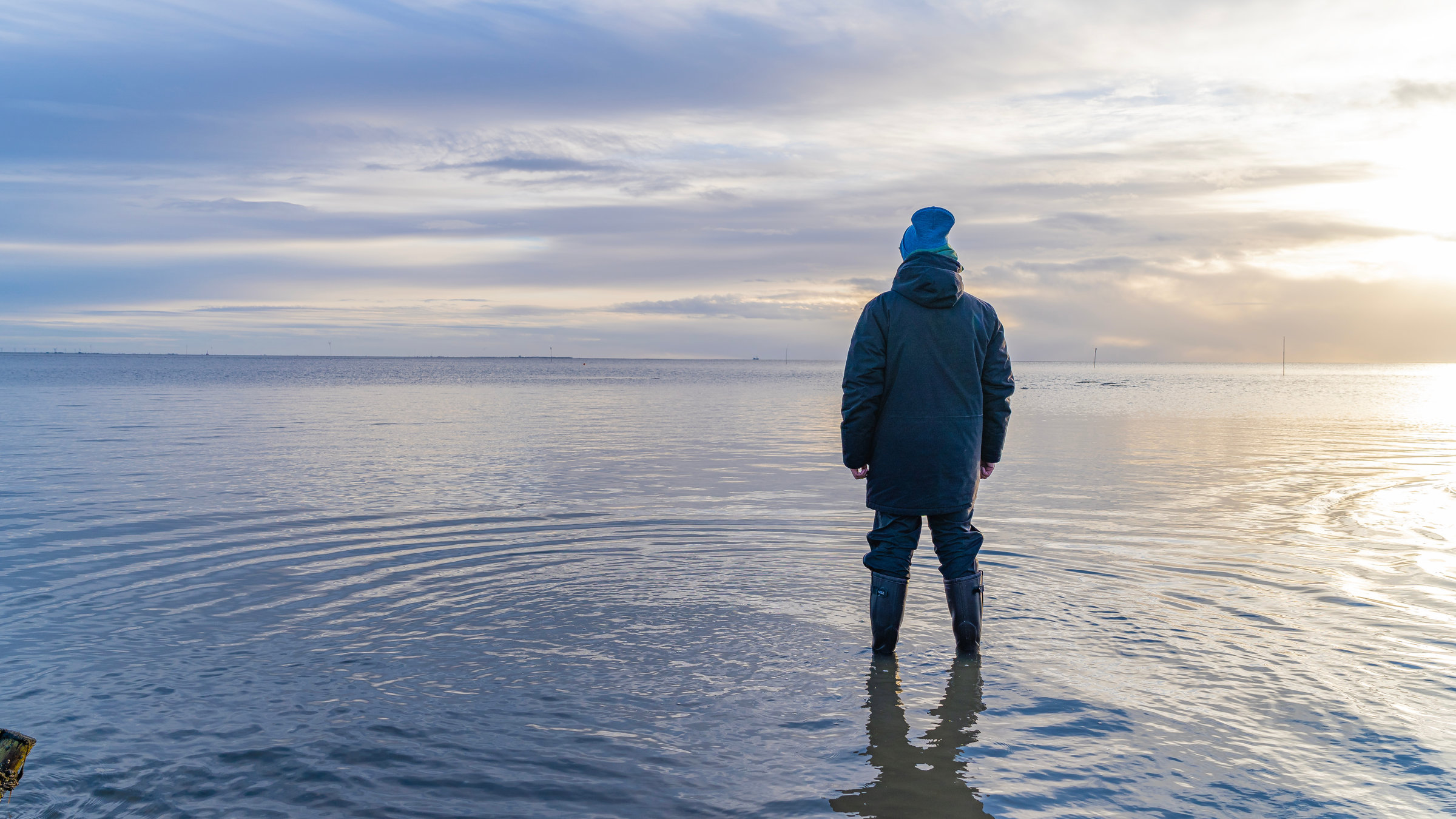 "Vor uns die Sintflut - Eine Insel kämpft gegen den Klimawandel": Ein Mann auf der Hallig Süderoog. Vor ihm das Wattenmeer.