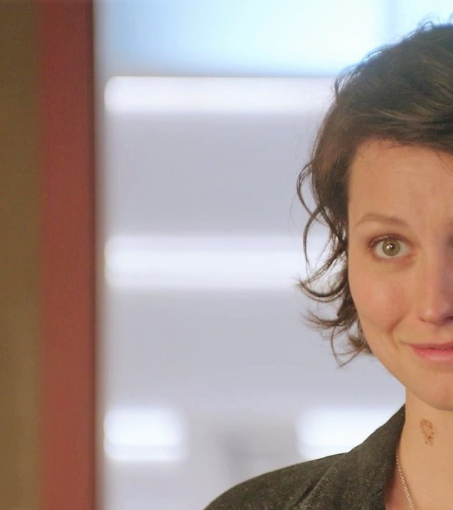 "SOKO Stuttgart – Misfits": Kommissarin Nele Becker (Nina Siewert) steht mit gerührtem Blick und Tränen in den Augen im Großraumbüro. Im Hintergrund ist die verschwommene Silhouette einer weiteren Person zu sehen.