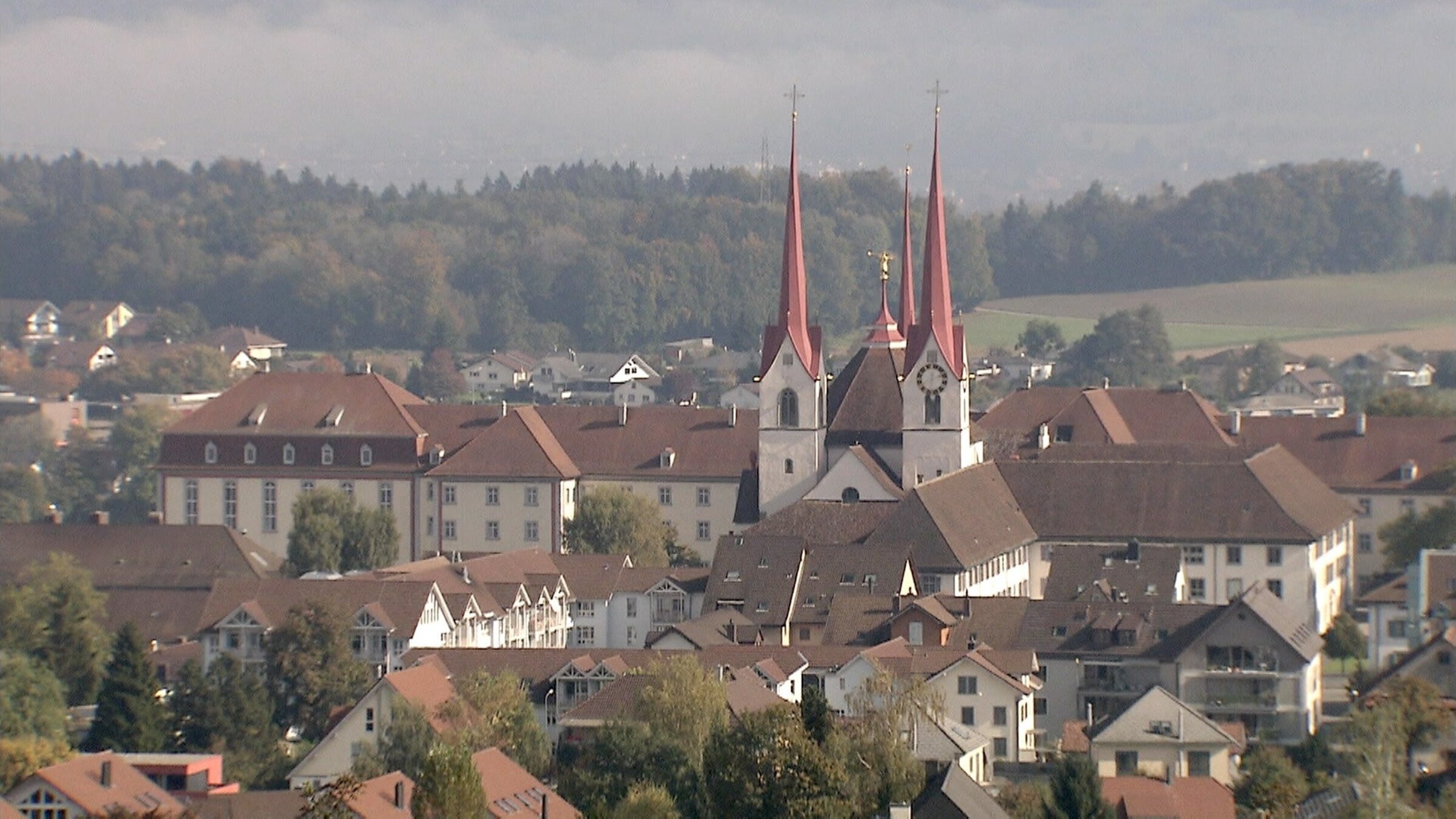 "Wo die Herzen ruhen - Auf den Spuren der Habsburger in der Schweiz": Doppeltürme – Klosterkirche von Muri, Aargau Schweiz, hier wurden nach Habsburger Tradition die Herzen des letzten Kaiserpaares Karl I. und Zita begraben.