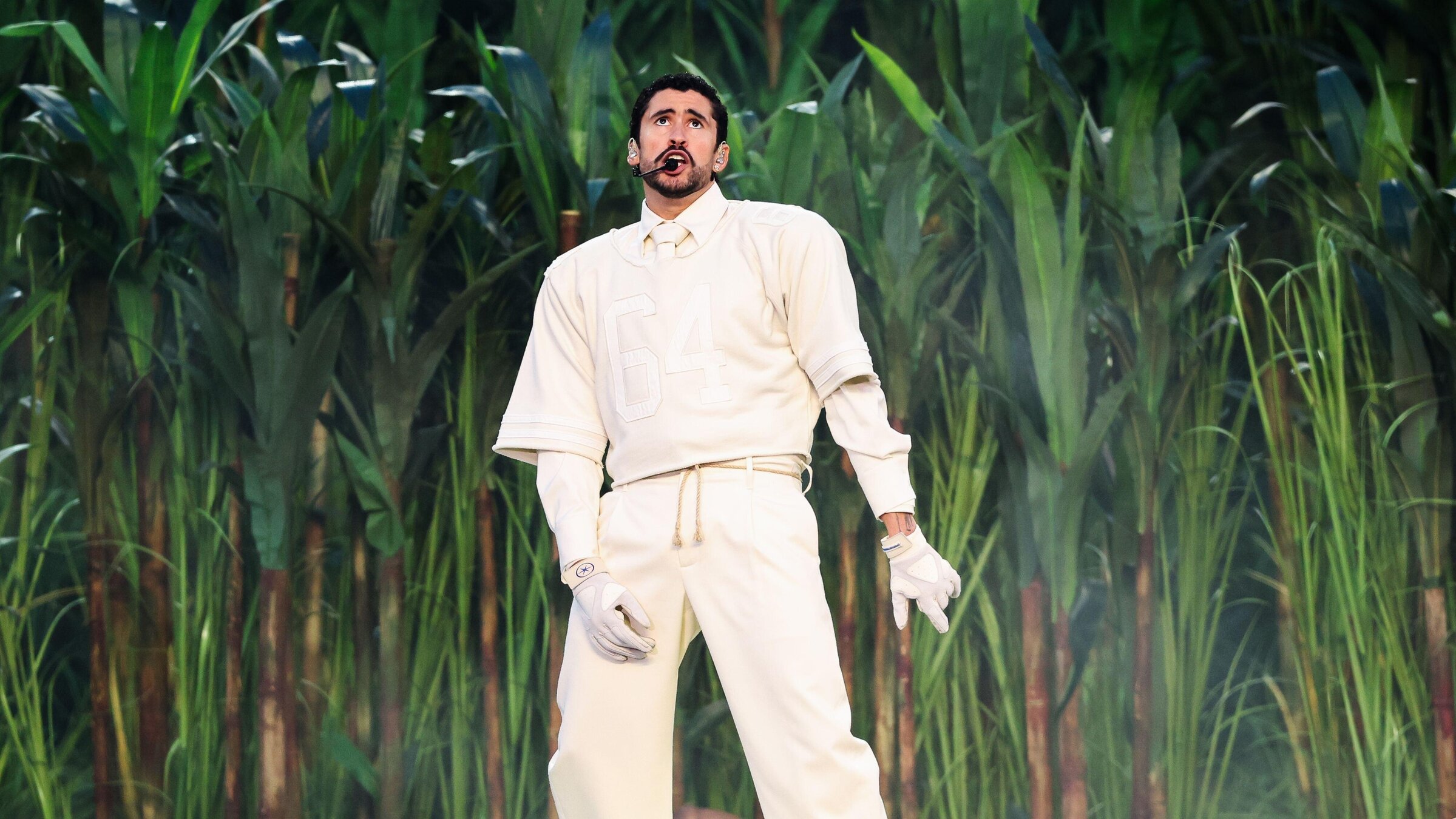 "The True Story of Bad Bunny": Bad Bunny performt vor einem Bühnenbild aus Zuckerrohrpflanzen.