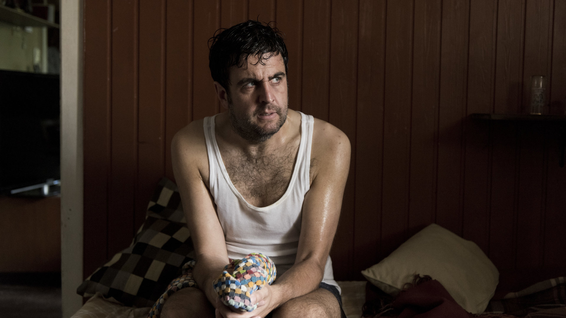"Morgen hör ich auf": Jochen Lehmann (Bastian Pastewka) sitzt, noch leicht feucht vom Duschen, in Unterwäsche auf einem Bett im Haus seines Angestellten.