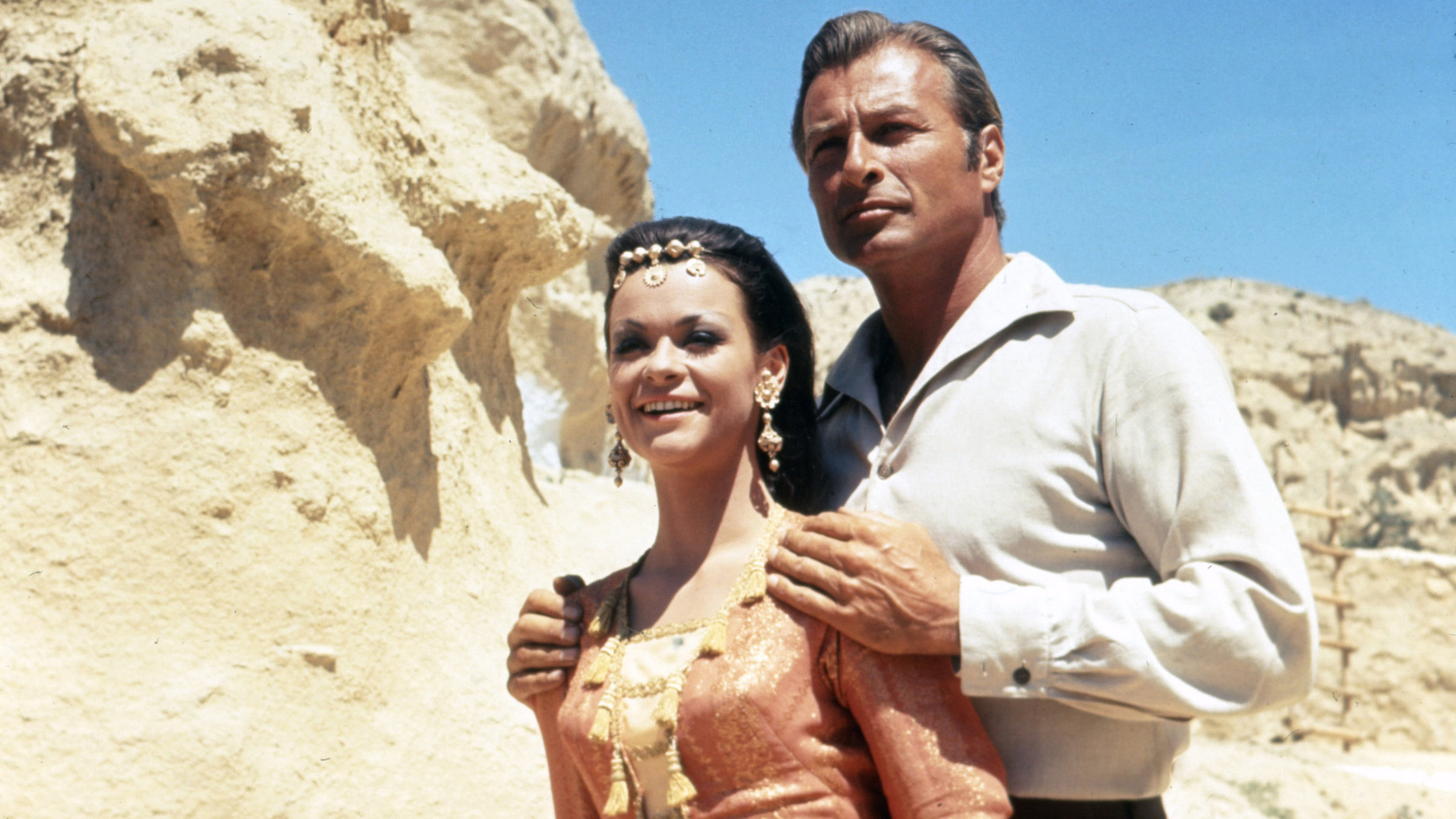 "IM REICHE DES SILBERNEN LÖWEN" - Der Schatz der Chaldäer befindet sich in einem Berg, der von Mara Durimeh bewacht wird. Um an diesen Schatz zu kommen, entführen die Banditen die Enkelin Ingscha (Marie Versini). Kara Ben Nemsi (Lex Barker) und seine Freunde befreien sie.