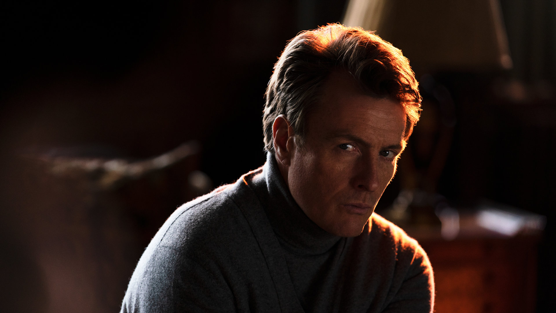"Alex Rider - Überfall": Cray (Toby Stephens) sitzt in einem Zimmer und schaut angespannt in die Ferne.