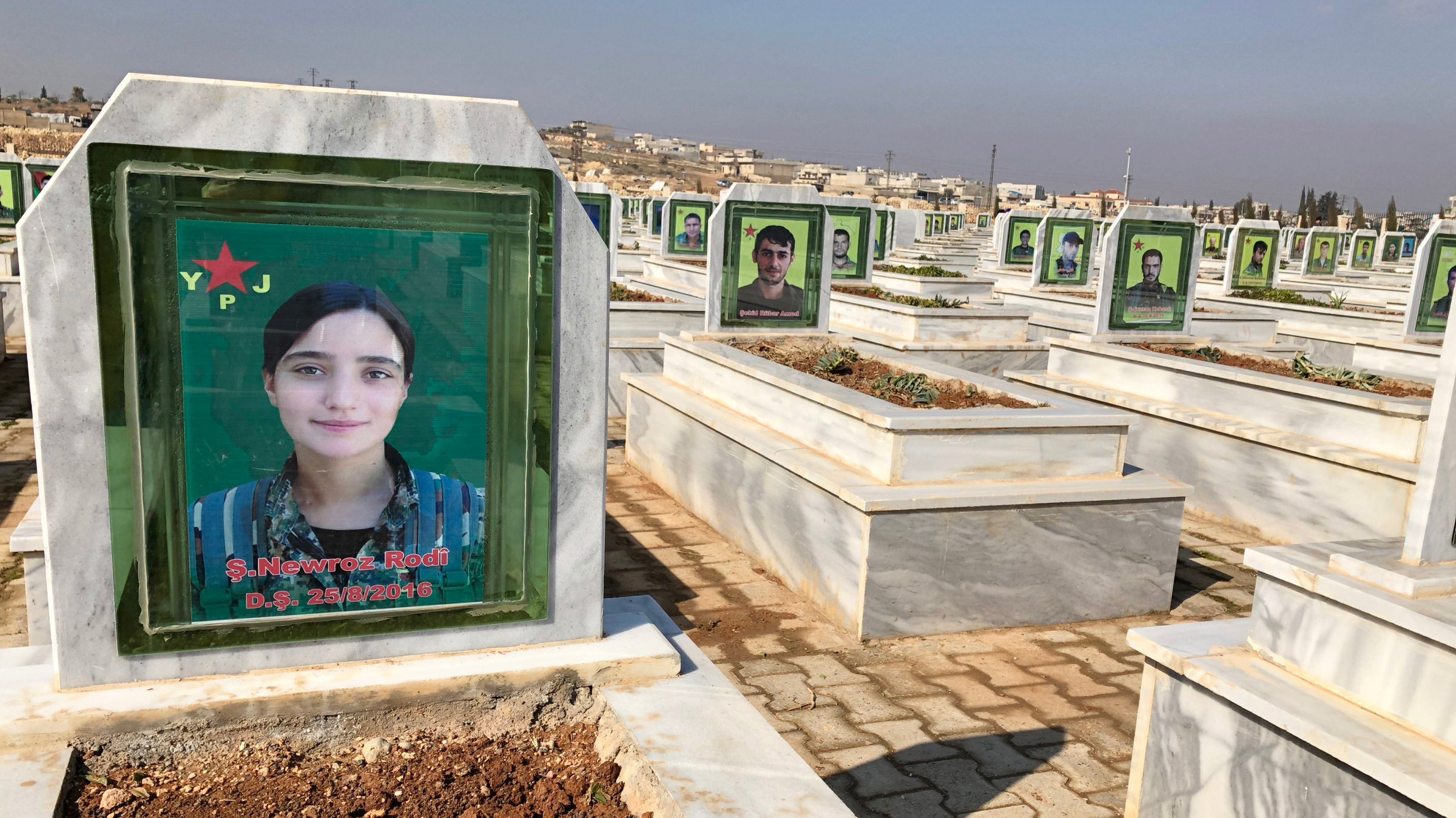 "Syrien - das Erbe des IS": SoldatInnenfriedhof in Kobane im syrischen Kurdengebiet: zahllose kurdische Kämpferinnen haben im Kampf gegen den IS ihr Leben verloren. Viele waren kaum 20 Jahre alt.