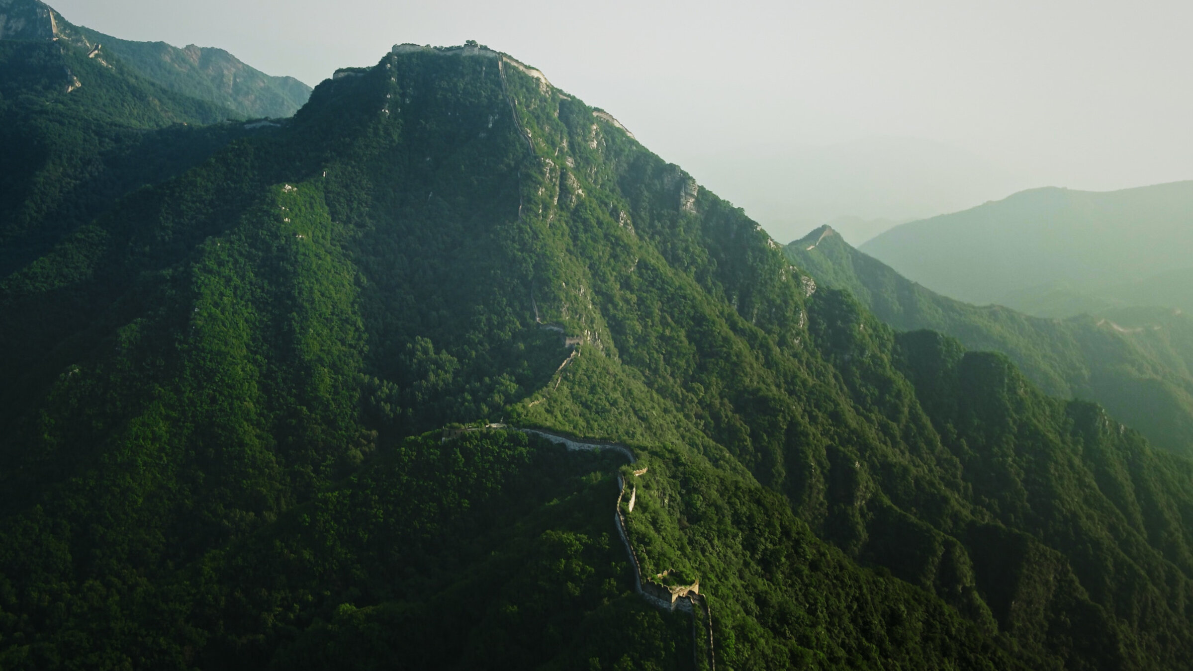 "Die Farben Chinas (1/5) - Grün - Zwischen Reisterrassen und Teebergen": In der chinesischen Lehre der 5 Elemente ist die Farbe Grün mit dem Frühling und dem Element Holz verbunden.