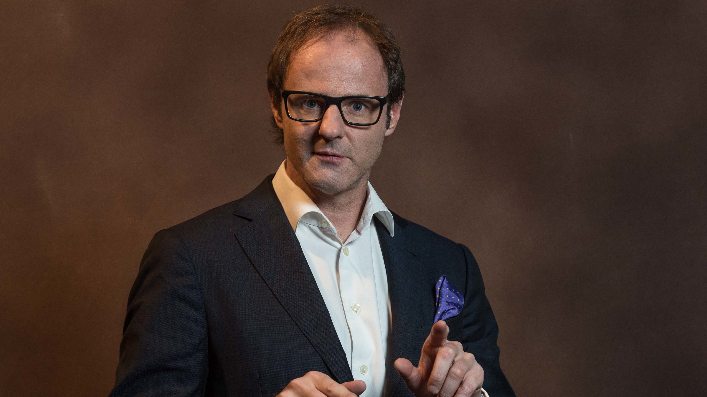 "Vince Ebert: Zukunft is the Future": Vince Ebert trägt ein weißes Hemd und eine schwarzes Jacket.